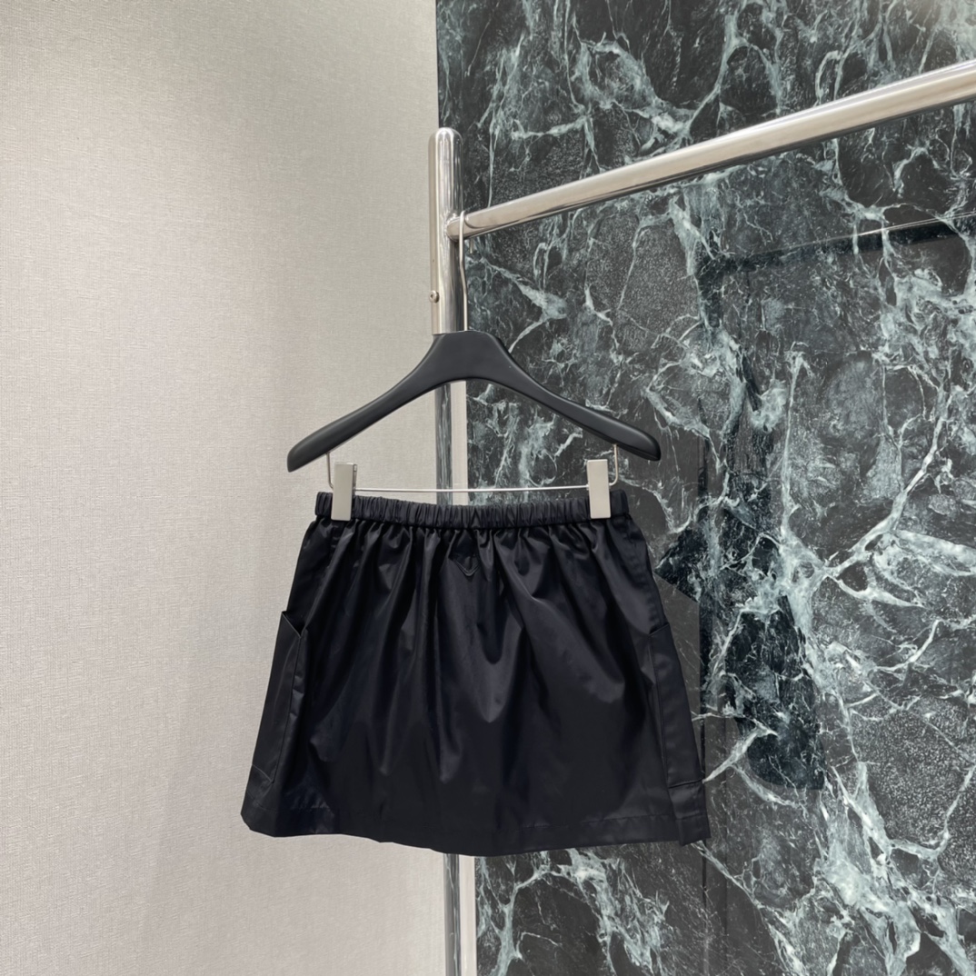 PD 16春季新款 工装风半裙 采用轻质尼龙面料 防风防水 日常或户外都很适合!高腰松紧+可调节腰带 穿