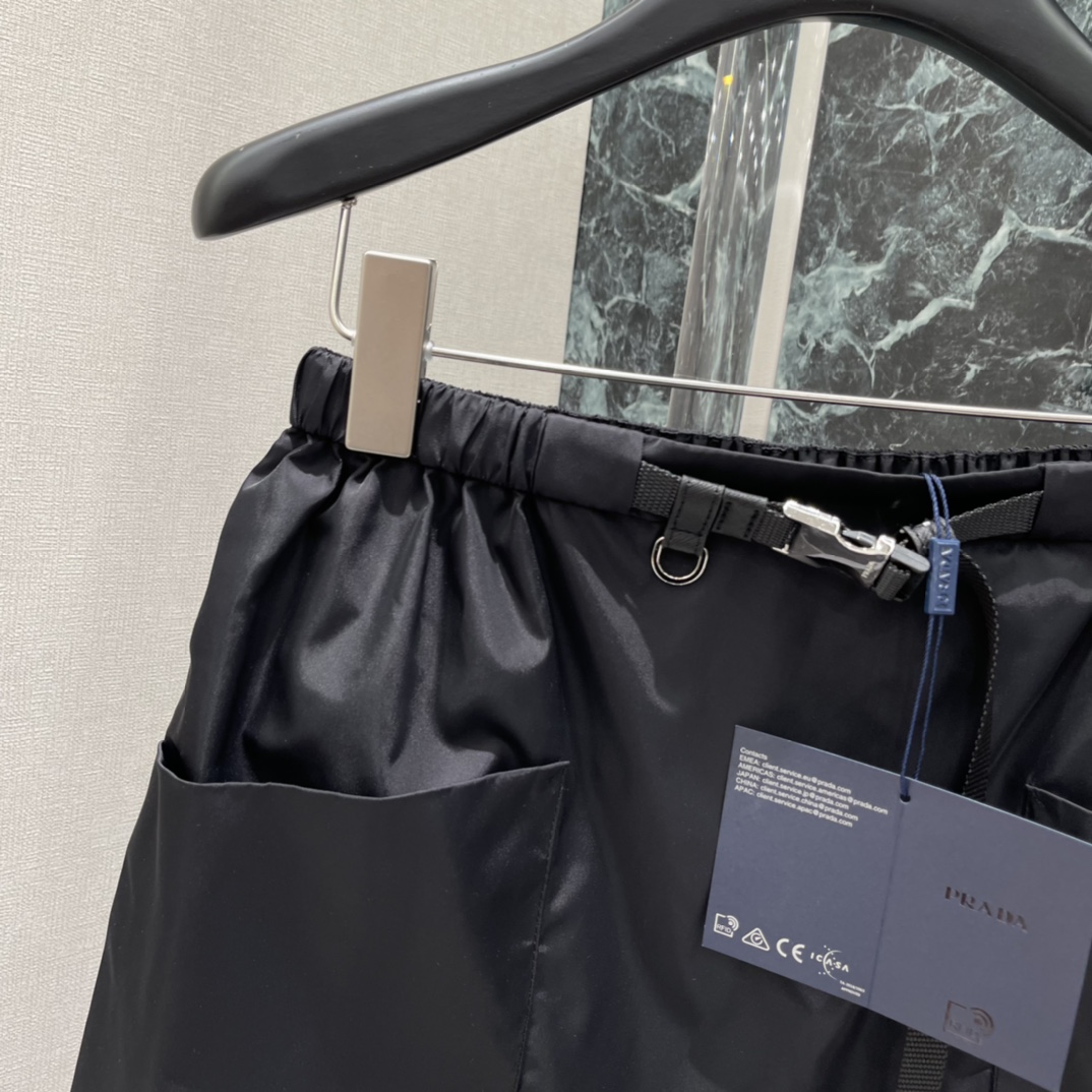 PD 16春季新款 工装风半裙 采用轻质尼龙面料 防风防水 日常或户外都很适合!高腰松紧+可调节腰带 穿