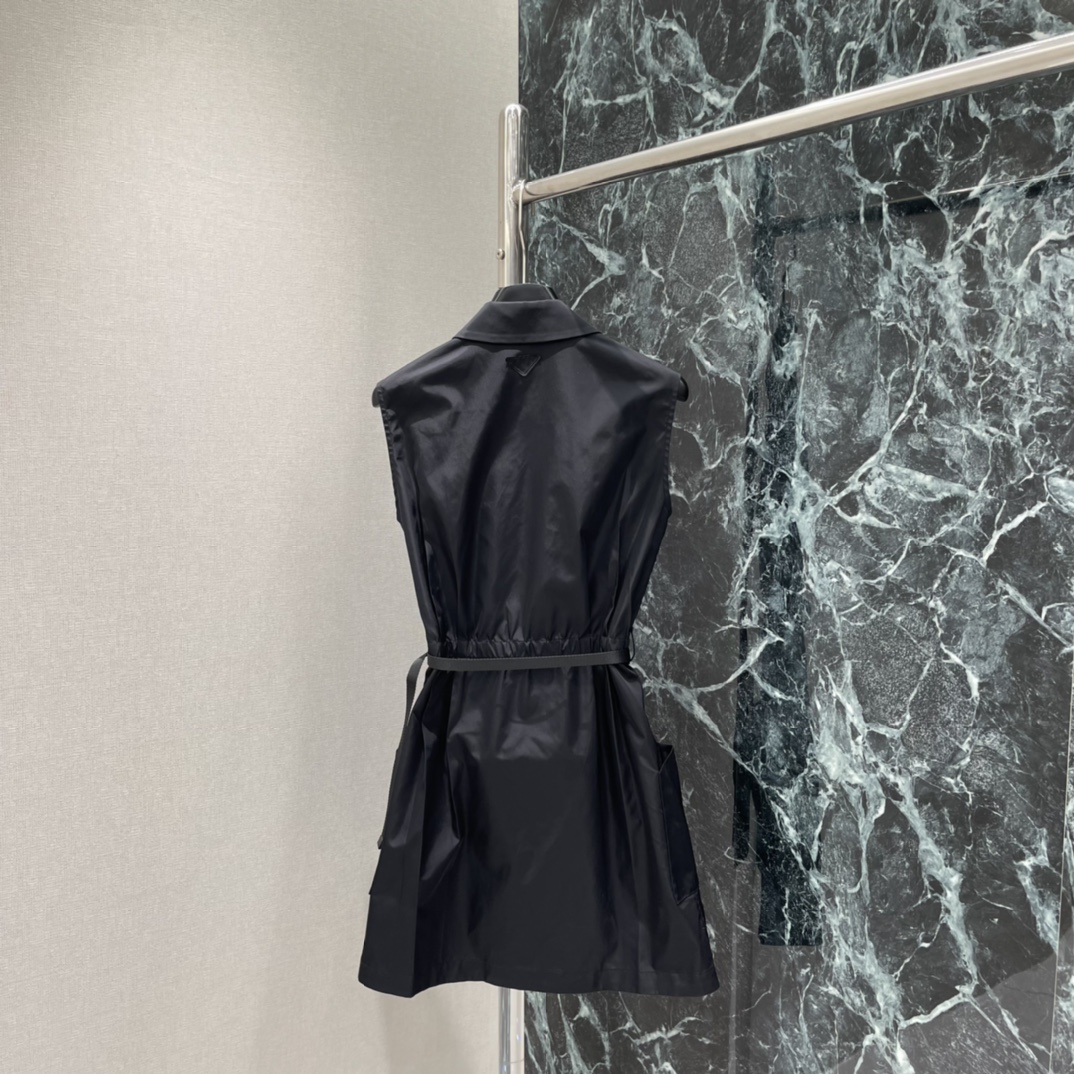 PD 26春季新款 尼龙束腰无袖连衣裙 束腰设计超显身材!拉链开合+可调节腰带，实用又时髦两侧大口袋，日