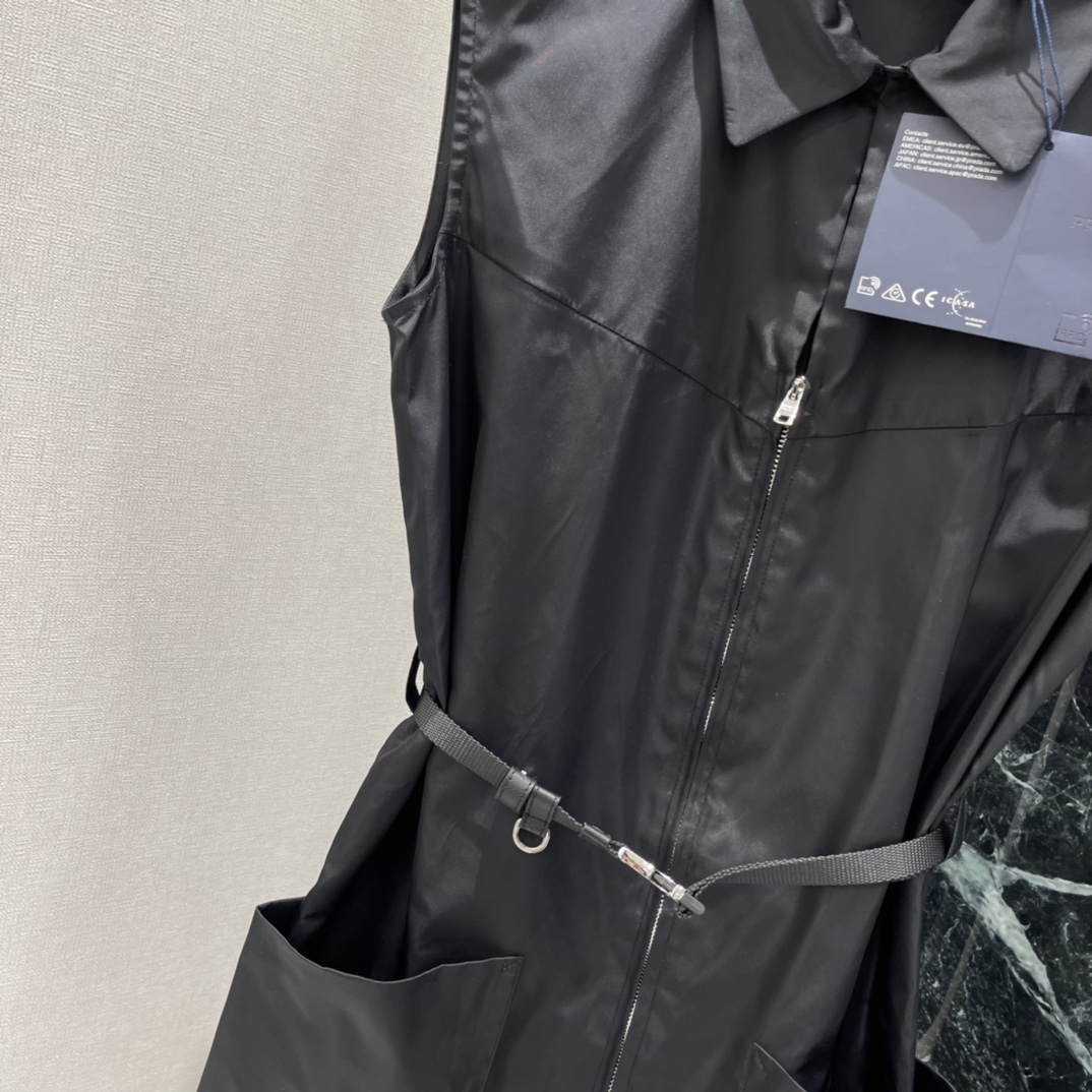 PD 26春季新款 尼龙束腰无袖连衣裙 束腰设计超显身材!拉链开合+可调节腰带，实用又时髦两侧大口袋，日