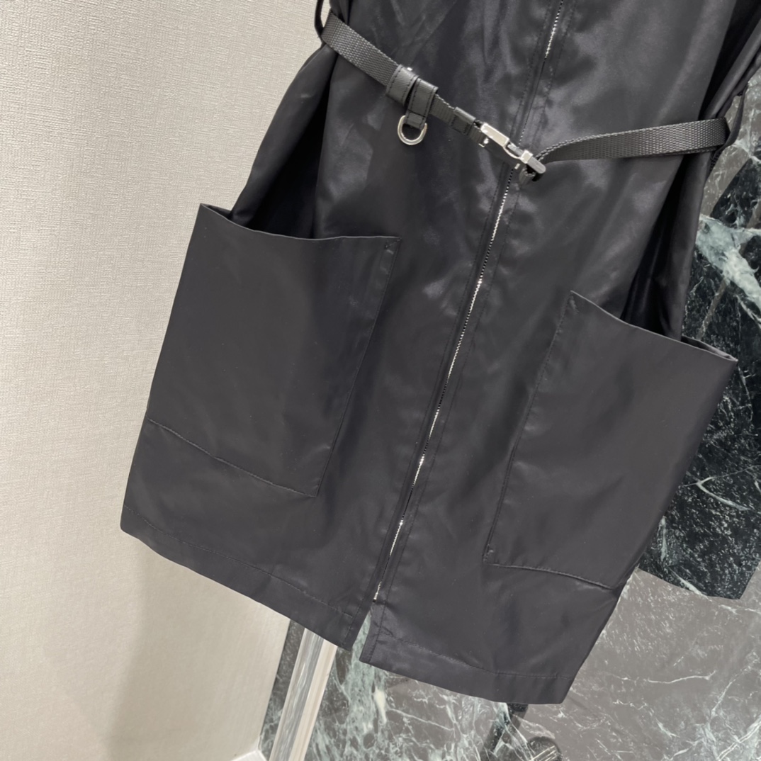 PD 26春季新款 尼龙束腰无袖连衣裙 束腰设计超显身材!拉链开合+可调节腰带，实用又时髦两侧大口袋，日