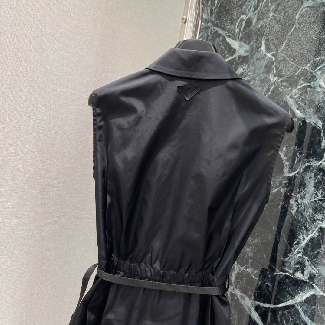 PD 26春季新款 尼龙束腰无袖连衣裙 束腰设计超显身材!拉链开合+可调节腰带，实用又时髦两侧大口袋，日