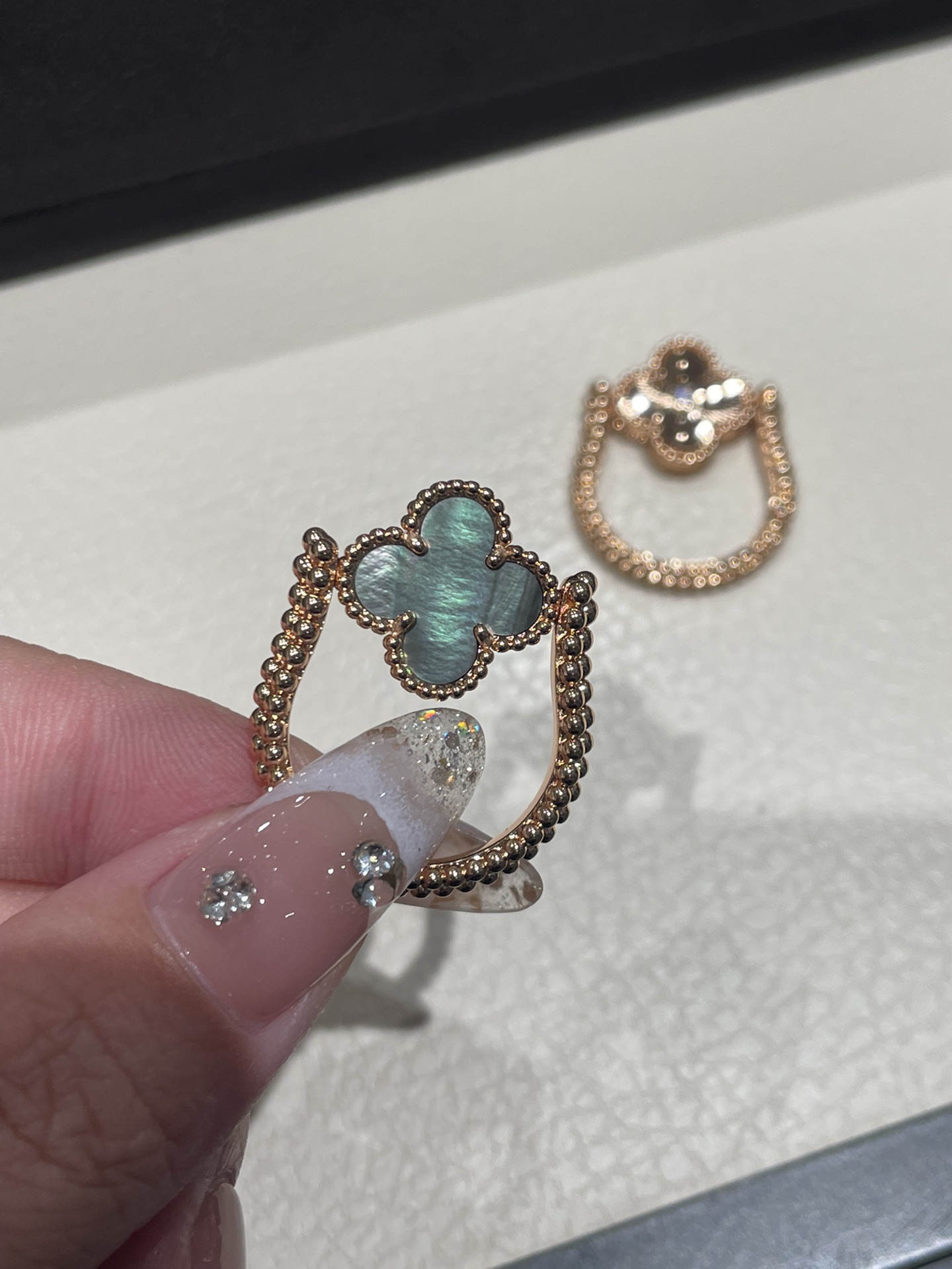 NO:714843,Vca new flip ring gray shell + laser, one ring, two wears, ready stock 5# 6# 7# 8#, 88270,,ring,Cardia high-end jewelry19860909Vca 新款翻转戒指灰贝+镭射 一戒两戴 现货5# 6# 7# 8#,88270,,ring,卡迪亚高端饰品,Jewelry