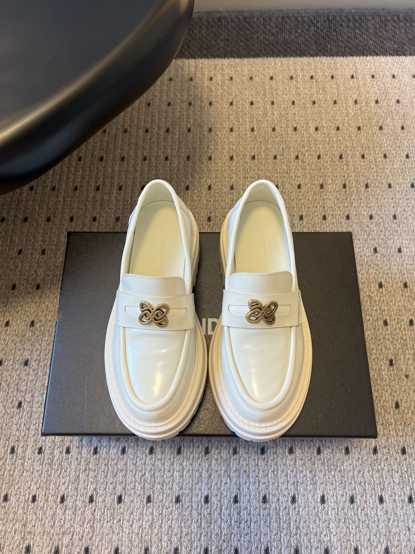 NO:705495,The top version of the Ann Andelma*26ss slip-on thick-soled loafer casual shoes. The upper is made of cowhide, with a soft and delicate texture. The shoe body has the brand's iconic gold metal buckle, which has a prominent design. The platform thick sole has both a heightening effect and walking comfort. The sole texture is non-slip and wear-resistant, and is suitable for various daily scenes.  The slip-on version of the classic loafer, combined with the simple color scheme of black and white, is not only in line with the British retro tone, but also suitable for various styles such as leisure and commuting. The shoe shape has smooth lines, the toe is rounded and does not squeeze the foot, and the proportional design of the thick sole optimizes the leg line, and t19860909顶级版本 Ann Andelma*26ss一脚蹬厚底乐福鞋休闲鞋 鞋面采用牛皮材质,质感柔软细腻,鞋身有品牌标志性的金色金属饰扣,设计感突出.松糕厚底,兼具增高效果与行走舒适度,鞋底纹路防滑耐磨,适配日常多种场景. 经典乐福鞋的一脚蹬版型,结合黑白两色的简约配色,既符合英伦风的复古调性,又能适配休闲、通勤等多种穿搭风格.鞋型线条流畅,鞋头圆润不挤脚,厚底的比例设计优化了腿部线条,上脚显腿长. 鞋面牛皮 内里羊皮 大底发泡大底 size35-40码（40码定制不退换） 跟高6cm,乐福鞋,loafers,cowhide,sheepskin,Women's Shoes