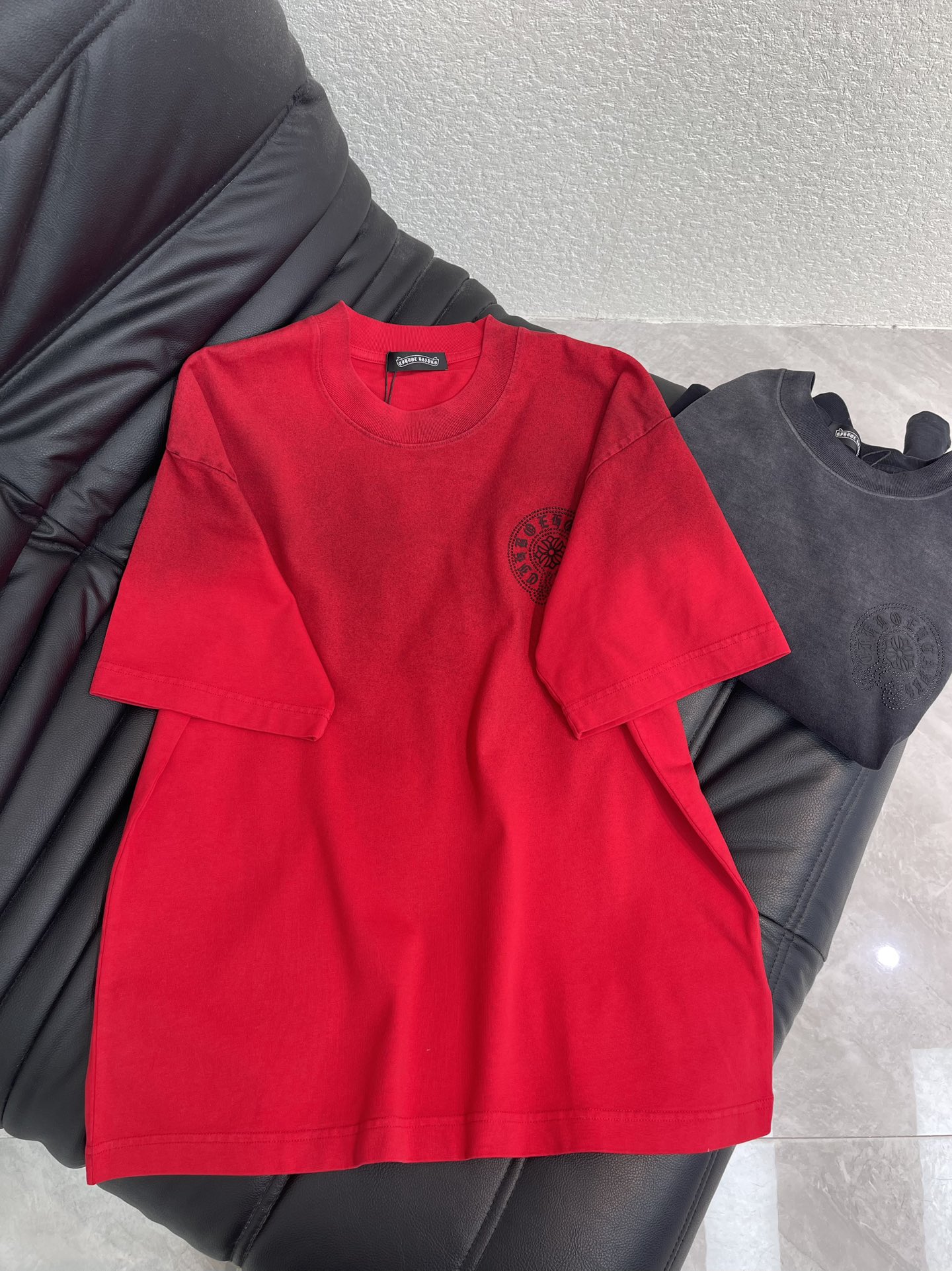 NO:695928,Chrome Hearts* Chrome Hearts 25 spring and summer new Sanskrit cross heavy beading short-sleeved T-shirt. Pure cotton washed distressed technology, washed fabrics are not limited to basic colors, but also have rich distressed effects to meet different style needs. The fabric is breathable and comfortable, and the design is unique. It integrates the brand's fashion elements and makes people feel a unique artistic charm and cultural heritage. This T-shirt can make you the focus, easily control various styles, and show your personal charm. OS large version, same style for men and women!  S-XL,,chrome hearts,chrome hearts,T-shirt,tees,t-shirt,19860909Chrome Hearts*克罗心25春夏新款梵文十字架重工钉珠短袖T恤.纯棉水洗做旧工艺, 水洗面料不仅限于基础色彩,更有丰富的 做旧效果,满足不同风格需求.面料透气舒适,设计独特,融合了品牌的时尚元素,让人感受到一种独特的艺术魅力与文化底蕴.这款T恤都能让你成为焦点,轻松驾驭各种风格,展现个性魅力.OS大版型,男女同款！S-XL,,chrome hearts,chrome hearts,T-shirt,tees，t-shirt,,Women's clothing