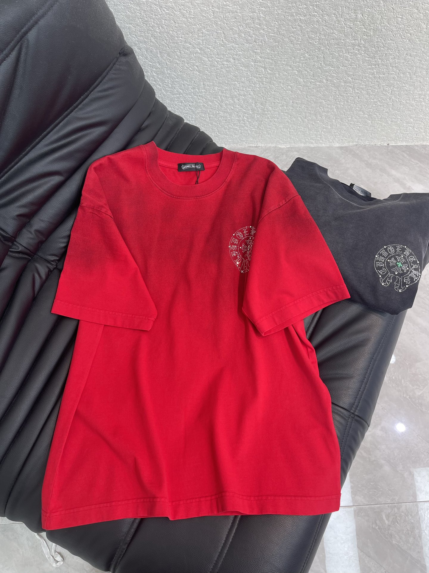 NO:695922,Chrome Hearts* Chrome Hearts 25 new spring and summer heavy beaded Sanskrit color cross short-sleeved T-shirt. Pure cotton washed distressed technology, washed fabrics are not limited to basic colors, but also have rich distressed effects to meet different style needs. The fabric is breathable and comfortable, and the design is unique. It integrates the brand's fashion elements and makes people feel a unique artistic charm and cultural heritage. This T-shirt can make you the focus, easily control various styles, and show your personality charm. OS large version, same style for men and women!  M-XXL,,chrome hearts,chrome hearts,T-shirt,tees,t-shirt,19860909Chrome Hearts*克罗心25春夏新款重工钉珠梵文彩色十字架短袖T恤.纯棉水洗做旧工艺, 水洗面料不仅限于基础色彩,更有丰富的 做旧效果,满足不同风格需求.面料透气舒适,设计独特,融合了品牌的时尚元素,让人感受到一种独特的艺术魅力与文化底蕴.这款T恤都能让你成为焦点,轻松驾驭各种风格,展现个性魅力.OS大版型,男女同款！M-XXL,,chrome hearts,chrome hearts,T-shirt,tees，t-shirt,,Women's clothing