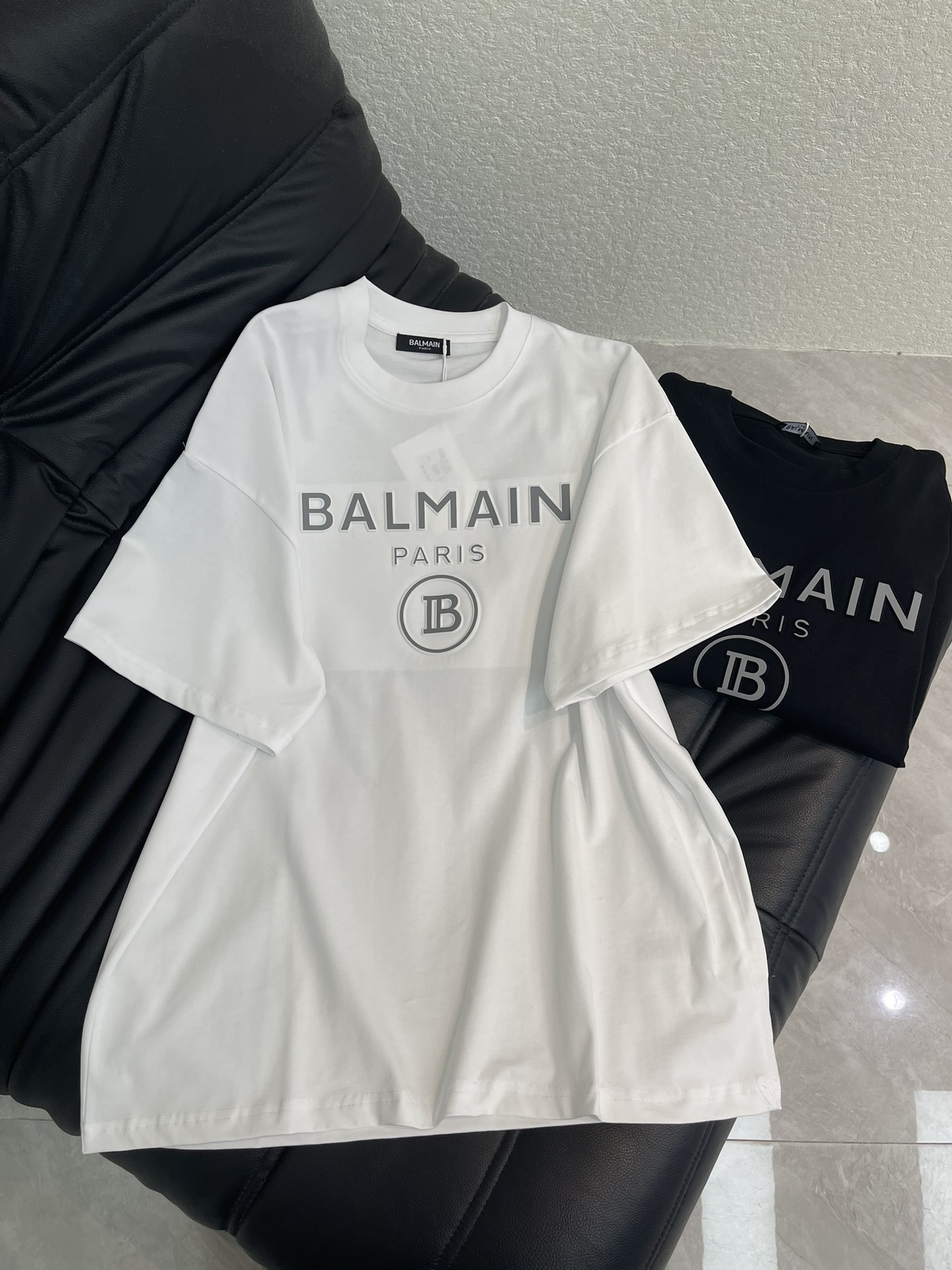 NO:695916,Balmai* Balmain 26 new spring and summer new round neck short-sleeved T-shirt. The simple three-dimensional letter embossed logo is exquisitely upgraded, and it is made of high-weight pure cotton fabric. It feels very comfortable, fashionable and personalized, and is a super versatile and good-looking short-sleeved shirt. It is very suitable for both men and women. It is a must-have style for both men and women. XS-L A,, balmain, balmain, T-shirt, tees, t-shirt,19860909Balmai*巴尔曼26春夏新款圆领短袖T恤.简约立体字母压印Logo标识精致升级,高克重纯棉面料 ,手感非常舒服,时尚又个性,超级百搭好看的一款短袖.男女都非常合适,人手必备款,男女同款.XS-L A,,balmain,balmain,T-shirt,tees，t-shirt,,Women's clothing