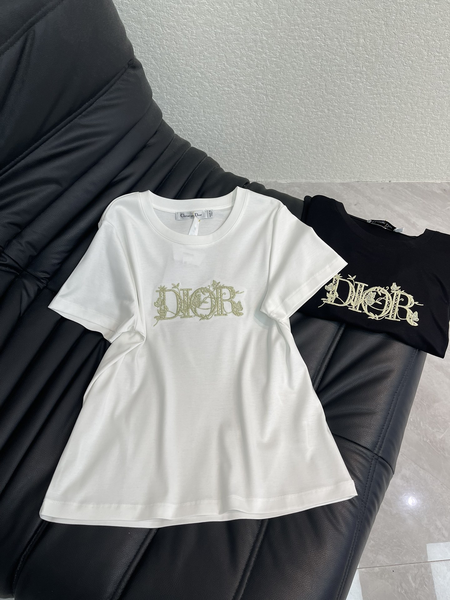 NO:696994,DIO*26 new spring and summer short-sleeved T-shirt with floral embroidery letters. Exquisite flower vines surround the embroidery patchwork pattern of CD letters, full of details, simple and light luxury texture; round neck version is classic and versatile, mercerized cotton high-count fabric, breathable and skin-friendly. SML,, dior, T-shirt, tees, t-shirt,19860909DIO*26春夏新款花枝刺绣字母短袖T恤.精致的花卉藤蔓环绕CD字母的刺绣贴布工艺图案,细节感拉满,简约中透着轻奢质感；圆领版型经典百搭,丝光棉高支面料,透气亲膚.SML,,dior,T-shirt,tees，t-shirt,,Women's clothing