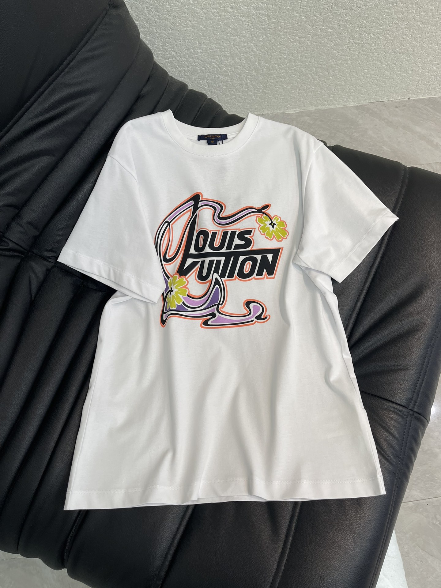 NO:696990,Louis Vuitto*26 new printed emblem short-sleeved T-shirt, exquisite and slightly loose version, the upper body is slimming!  Customized latest craftsmanship, customized cuff leather tags, low-key luxury!  Fashionable must-have items to unlock all outfits!  Look for our quality!  The classic items are fashionable and high-end, and the classic styles are versatile and easy to match!  SML,,louis vuitton,T-shirt,tees,t-shirt,19860909Louis Vuitto*26新品印花徽章短袖T恤 精致微宽松版型上身巨显瘦！ 定制最新工艺 袖口皮牌定制 低调奢华！ 时髦精必备单品解锁所有穿搭！ 认准我家品质！经典单品时髦又高级 经典版型百搭不挑人！ SML,,louis vuitton,T-shirt,tees，t-shirt,,Women's clothing