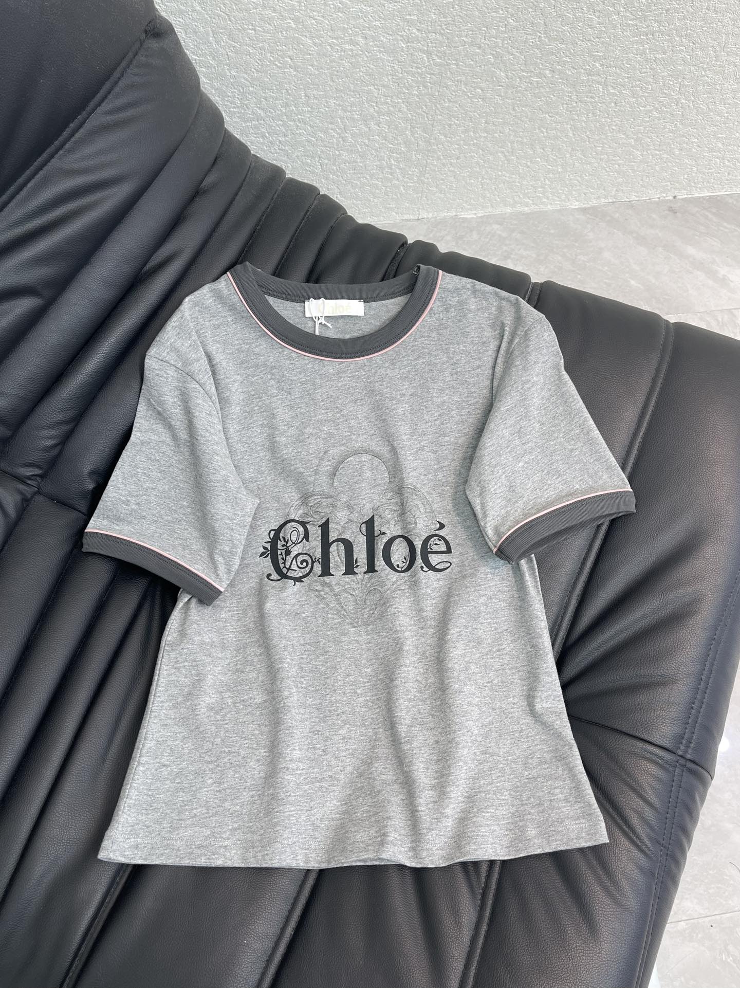NO:696974,Chlo*26 new spring and summer contrast collar love letter printed short-sleeved T-shirt. Pure cotton fabric. High-density fashionable sports style. Every daily wear. Playful and age-reducing design elements full of vitality. High quality. Size SML A,, chloe, T-shirt, tees, t-shirt,19860909Chlo*26春夏新款撞色领爱心字母印花短袖T恤 纯棉面料 高密度时髦运动风 每个日常的穿搭 俏皮减龄充满元气的设计元素 高品质 尺码SML A,,chloe,T-shirt,tees，t-shirt,,Women's clothing