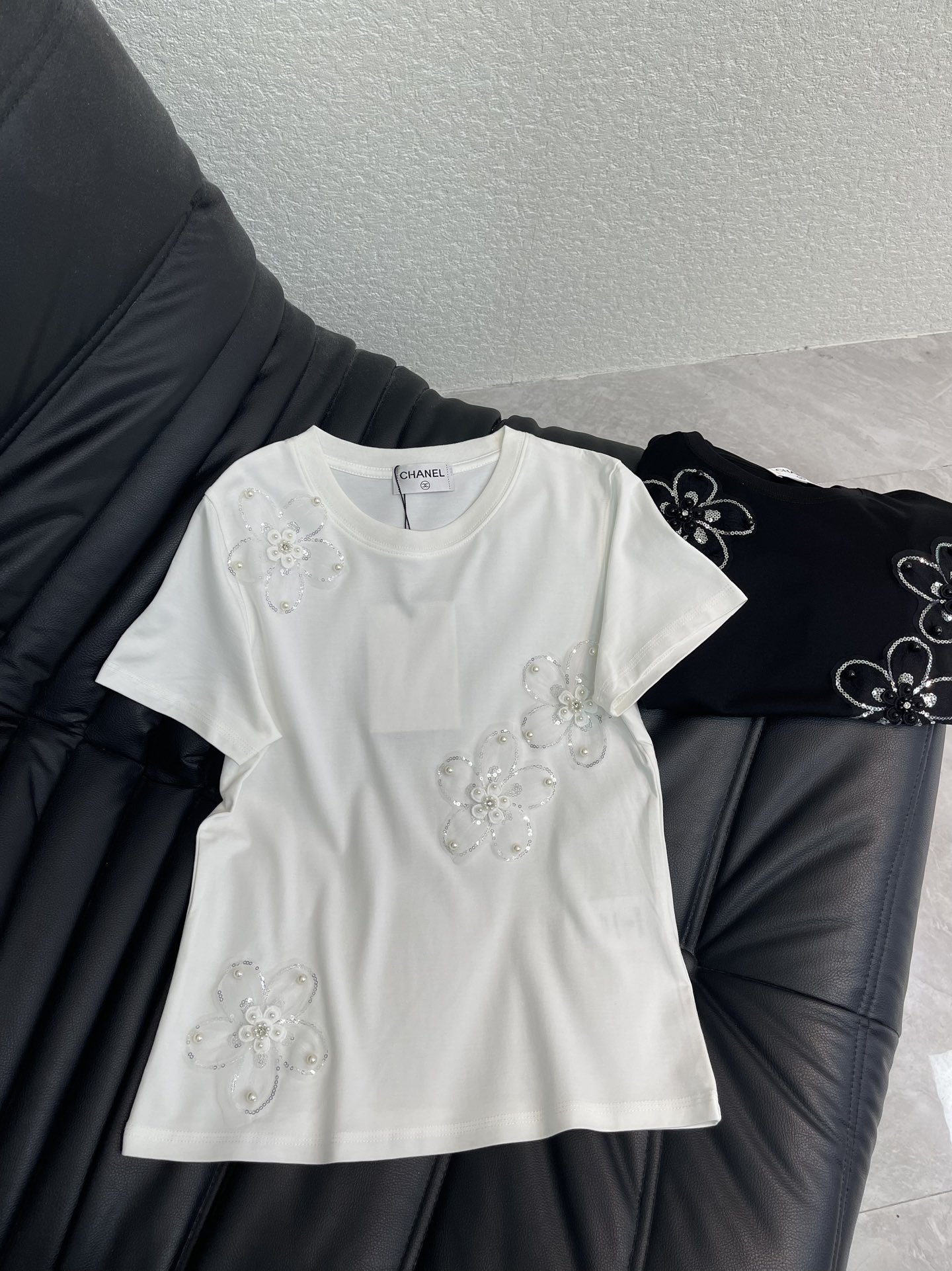 NO:695243,Chane*26 new spring and summer heavy-duty beaded flower sequin short-sleeved T-shirt. Imported Tencel cotton fabric. High-density fashionable sports style. Every daily wear. Playful and age-reducing design elements full of vitality. High quality. Size SML A,,chanel,T-shirt,tees,t-shirt,19860909Chane*26春夏新款重工订珠花朵珠片短袖T恤 进口天丝棉面料 高密度时髦运动风 每个日常的穿搭 俏皮减龄充满元气的设计元素 高品质 尺码SML A,,chanel,T-shirt,tees，t-shirt,,Women's clothing