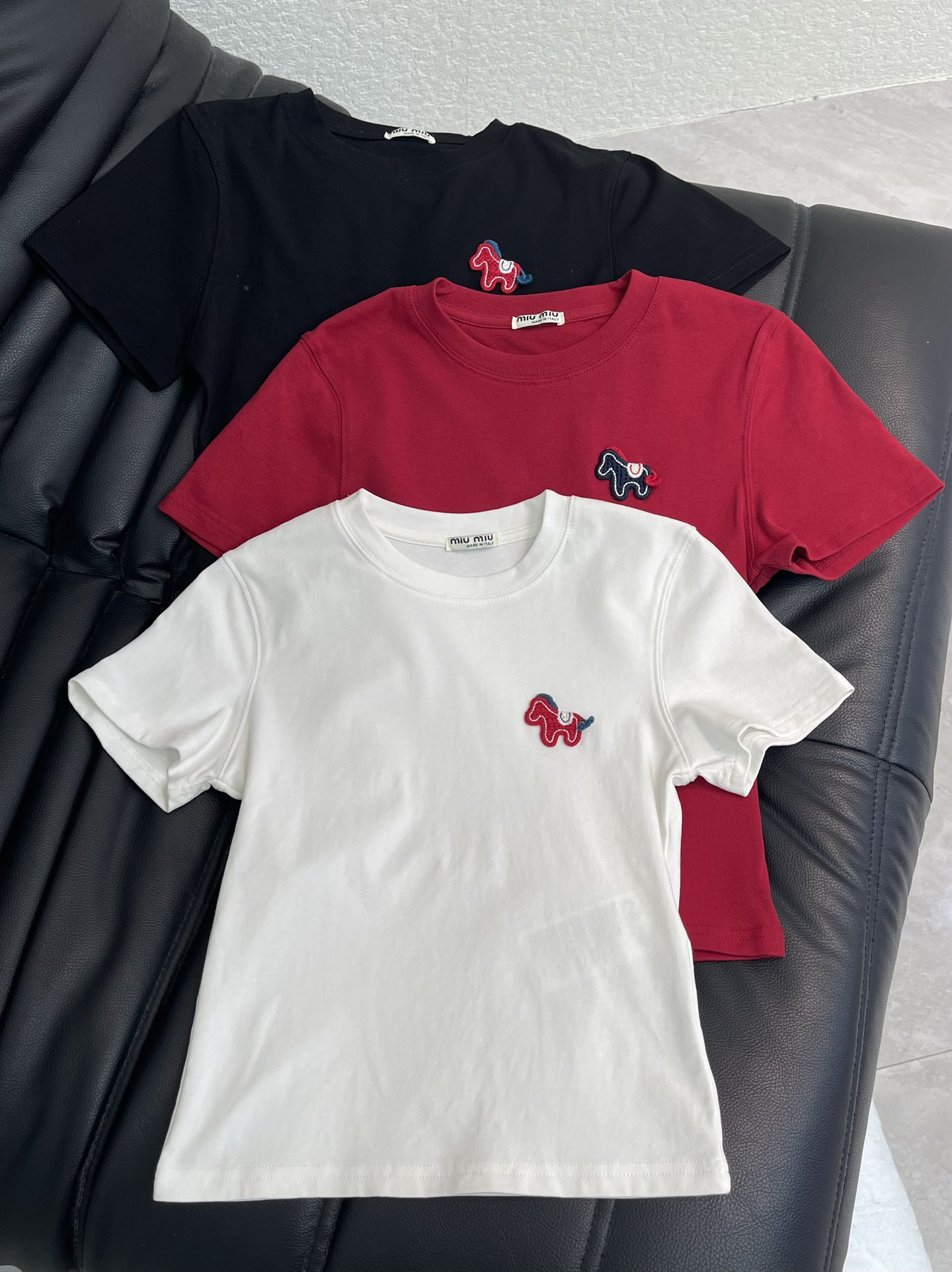 NO:695240,Miumi*26 new spring and summer stretch small version short-sleeved T-shirt with pony logo patch embroidery. Imported pure cotton fabric, classic short small version, versatile and easy to wear, the upper body is very beautiful!  SML,,miumiu,T-shirt,tees,t-shirt,19860909Miumi*26春夏新款弹力小版小马标贴布绣短袖T恤.进口纯棉面料,经典短款小版型百搭不挑人,上身非常漂亮！SML,,miumiu,T-shirt,tees，t-shirt,,Women's clothing