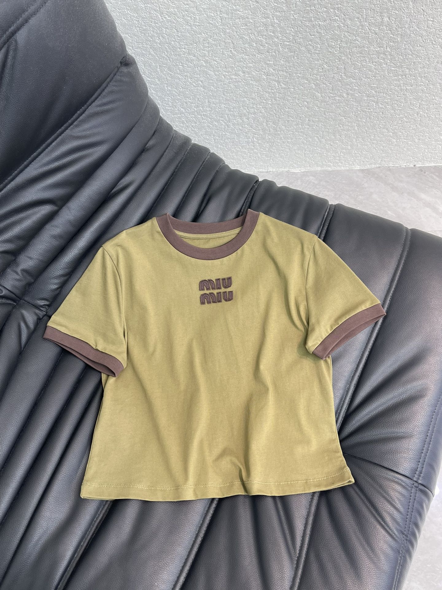 NO:695225,Miumi*26 new spring and summer contrasting color short round neck short-sleeved T-shirt | Exclusively developed by yb!  Top quality production!  With retro earth tones as the main tone, the dark brown contrasting round neck and cuffs form a visual hierarchy, showing the brand's girly sweet and cool aesthetics. Selected high-quality cotton fabrics are soft and breathable, and have excellent skin-friendly properties; the short cut fits the body shape, naturally outlines the waistline, and optimizes body proportions. The three-dimensional logo embroidery on the chest is exquisitely crafted, injecting a light luxury texture into the basic style. It is a core item for creating diverse looks in early spring. SML,,miumiu,T-shirt,tees,t-shirt,19860909Miumi*26春夏新款撞色短款圆领短袖T恤丨独家yb开发！顶级高版出品！以复古大地色系为主调,深棕撞色圆领与袖口形成视觉层次,尽显品牌少女甜酷美学.精选优质棉质面料,触感柔软透气,亲肤性优异；短款剪裁贴合身形,自然勾勒腰线,优化身材比例.胸前立体logo刺绣工艺精致,为基础款注入轻奢质感,是早春打造多元造型的核心单品.SML,,miumiu,T-shirt,tees，t-shirt,,Women's clothing