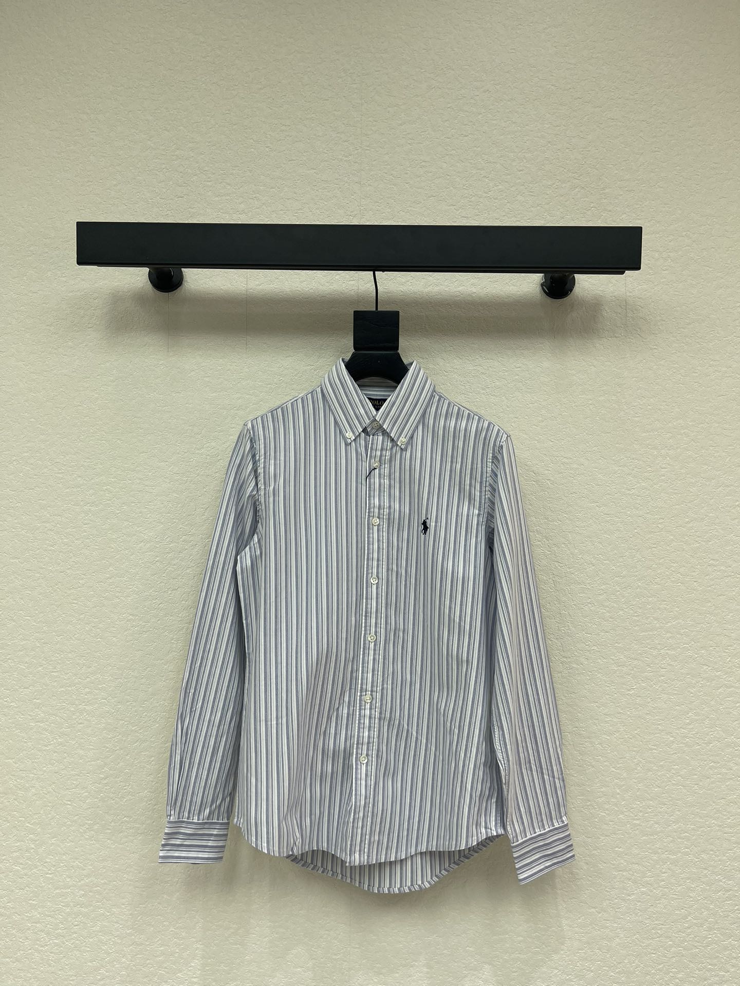 NO:695941,Ralph lauren Ralph*polo26 early spring new blue striped long-sleeved shirt. The shirt has a dark blue embroidered logo on the chest. High version. Size S.M.L.XL.XXL.,,loro piana,shirts,19860909Ralph lauren 拉夫*polo26早春新款蓝色条纹长袖衬衫 衬衫胸前带有深蓝色刺绣logo 高版本 码数S.M.L.XL.XXL.,,loro piana,shirts,,Women's clothing