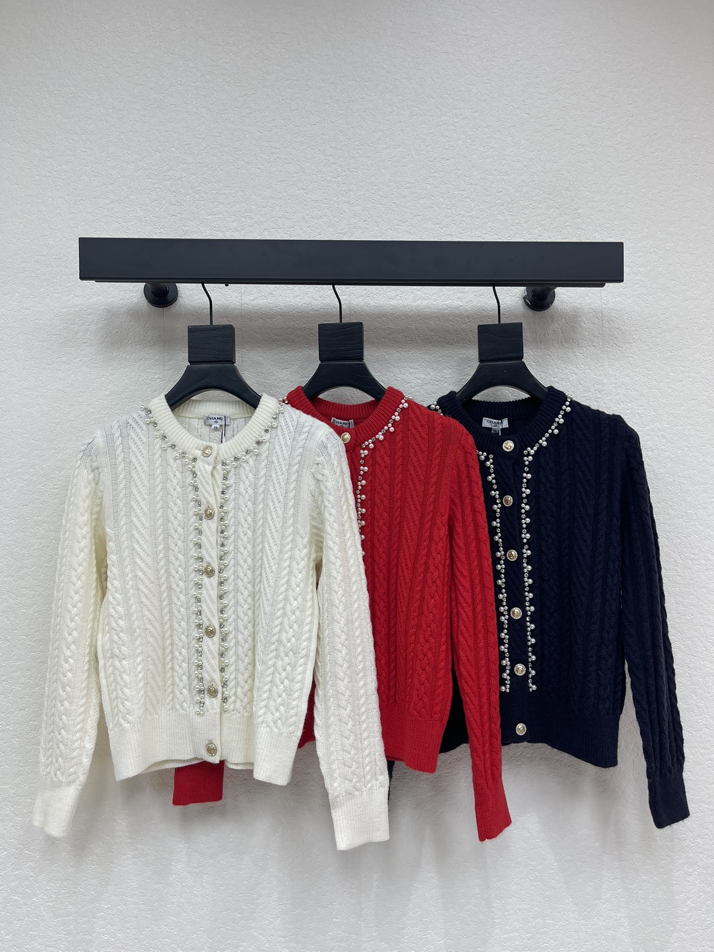 NO:695259,CHANE*26 early spring new heavy industry beaded diamond twist knitted cardigan!  Customized wool blended knitted material, high-end texture, soft and comfortable against the skin, all-over twist thread neckline with pearl-embellished diamond embellishment design, high-end and fashionable, short version makes you taller and slimmer, looks gentle and elegant when worn with high-waisted pants or skirts ~ can be easily used for commuting, dating, and daily life!  SML,,chanel,skirts,19860909CHANE*26早春新款重工钉珠镶钻麻花针织开衫！定制羊毛混纺针织材质织布,质感高级,亲肤柔软舒适,通体麻花螺纹领口珍珠镶钻点缀设计,层次高级时髦,短款版型显高显瘦,搭高腰裤或裙都很温柔气质～通勤、约会、日常都能轻松驾驭！SML,,chanel,skirts,,Women's clothing