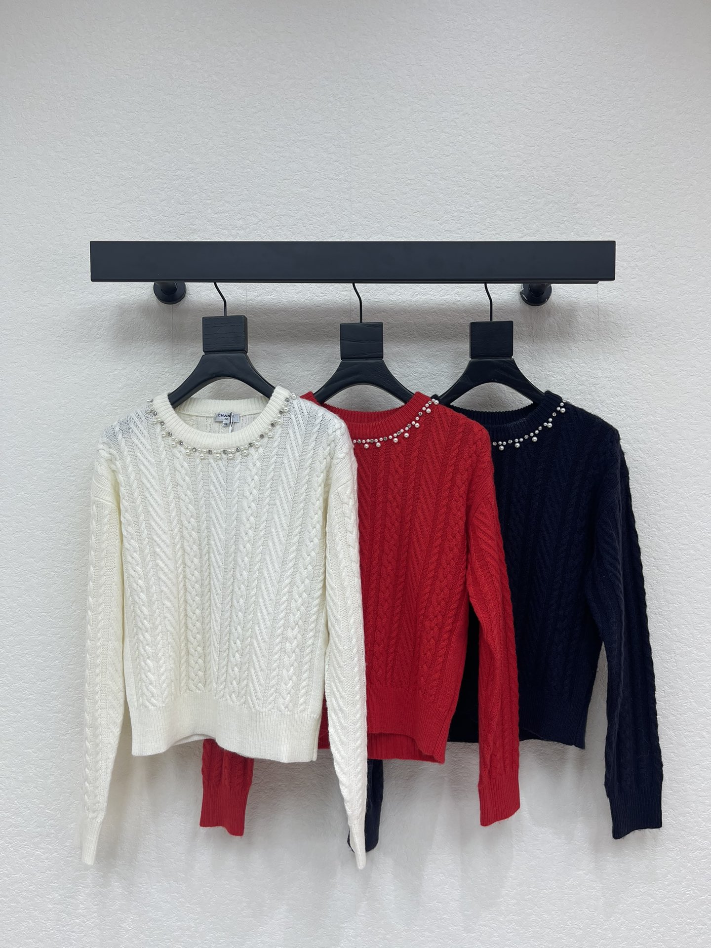 NO:695251,19860909CHANE*早春新款重工钉珠镶钻套头麻花针织毛衣！定制羊毛混纺针织材质织布,质感高级,亲肤柔软舒适,通体麻花螺纹领口珍珠镶钻点缀设计,层次高级时髦,常规版型显高显瘦,搭高腰裤或裙都很温柔气质～通勤、约会、日常都能轻松驾驭！SML,,chanel,skirts,sweaters,,Women's clothing