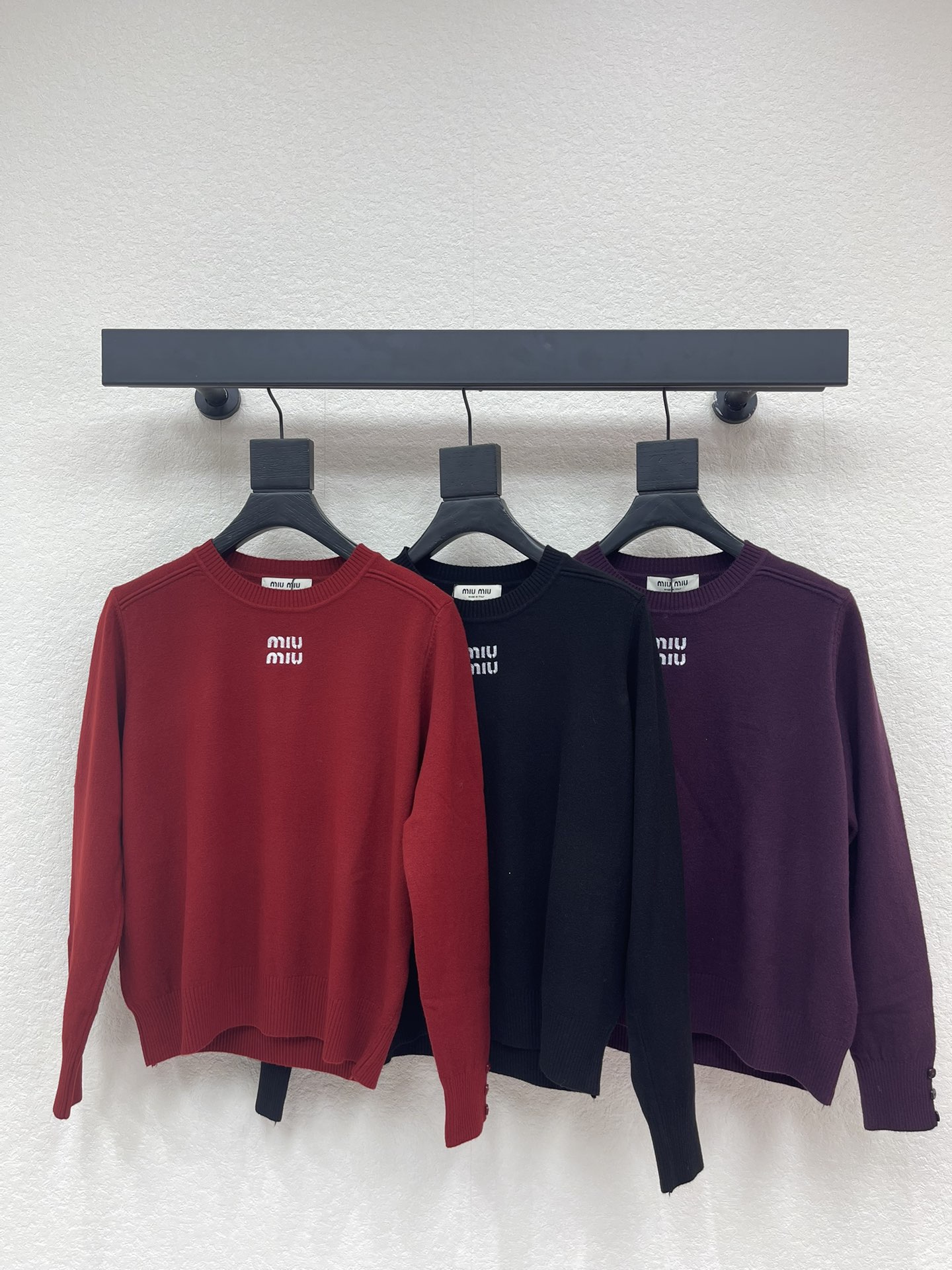 NO:695249,Miumi*26早春新款圆领针织套头毛衣.定制YB羊毛纱线织造,质感细腻,穿搭舒适,圆领针织套头毛衣剪裁,三色可选,把秋冬的氛围感拿捏得死死的,葡萄紫浓郁复古,酒红热烈明艳,经典黑低调百搭,简约的logo刺绣藏着甜酷少女的小心思,随便搭都能穿出慵懒又精致的腔调,穿搭更显松弛洋气.SML  AA,,miumiu,sweaters,19860909Miumi*26早春新款圆领针织套头毛衣.定制YB羊毛纱线织造,质感细腻,穿搭舒适,圆领针织套头毛衣剪裁,三色可选,把秋冬的氛围感拿捏得死死的,葡萄紫浓郁复古,酒红热烈明艳,经典黑低调百搭,简约的logo刺绣藏着甜酷少女的小心思,随便搭都能穿出慵懒又精致的腔调,穿搭更显松弛洋气.SML AA,,miumiu,sweaters,,Women's clothing