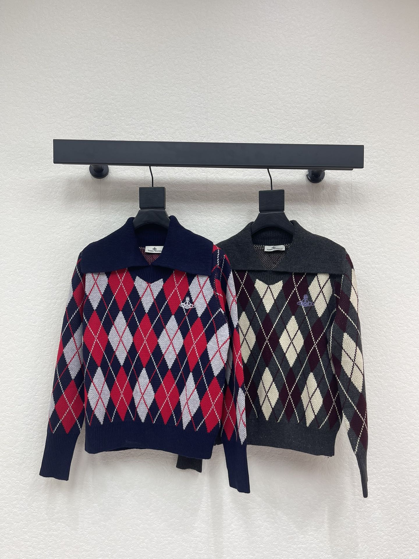 NO:695956,VivieneWestwoo*West Queen Mother's 26 early spring new diamond lapel knitted long-sleeved cardigan!  Customized imported wool yarn weaving, dense fine knitting, clear hairy texture, comfortable and skin-friendly, lapel knitted sweater tailoring, rhombus interlaced multi-color distribution throughout the body, collar, cuffs, and hem threaded edges, full of elasticity, Saturn embroidery on the chest is embellished with a version that is inclusive of the body shape, and is fashionable for age-reducing wear!  SML,,sweaters,19860909VivieneWestwoo*西太后26早春新款菱格翻领针织长袖开衫！定制进口羊毛纱线织造 密度细针织造 清晰毛感肌理 舒适亲肤 翻领针织毛衣剪裁 通体菱格交错多色分布 领口袖口衣摆螺纹收边 弹力十足 胸前土星刺绣点缀版型包容身材 穿搭减龄时髦！SML,,sweaters,,Women's clothing