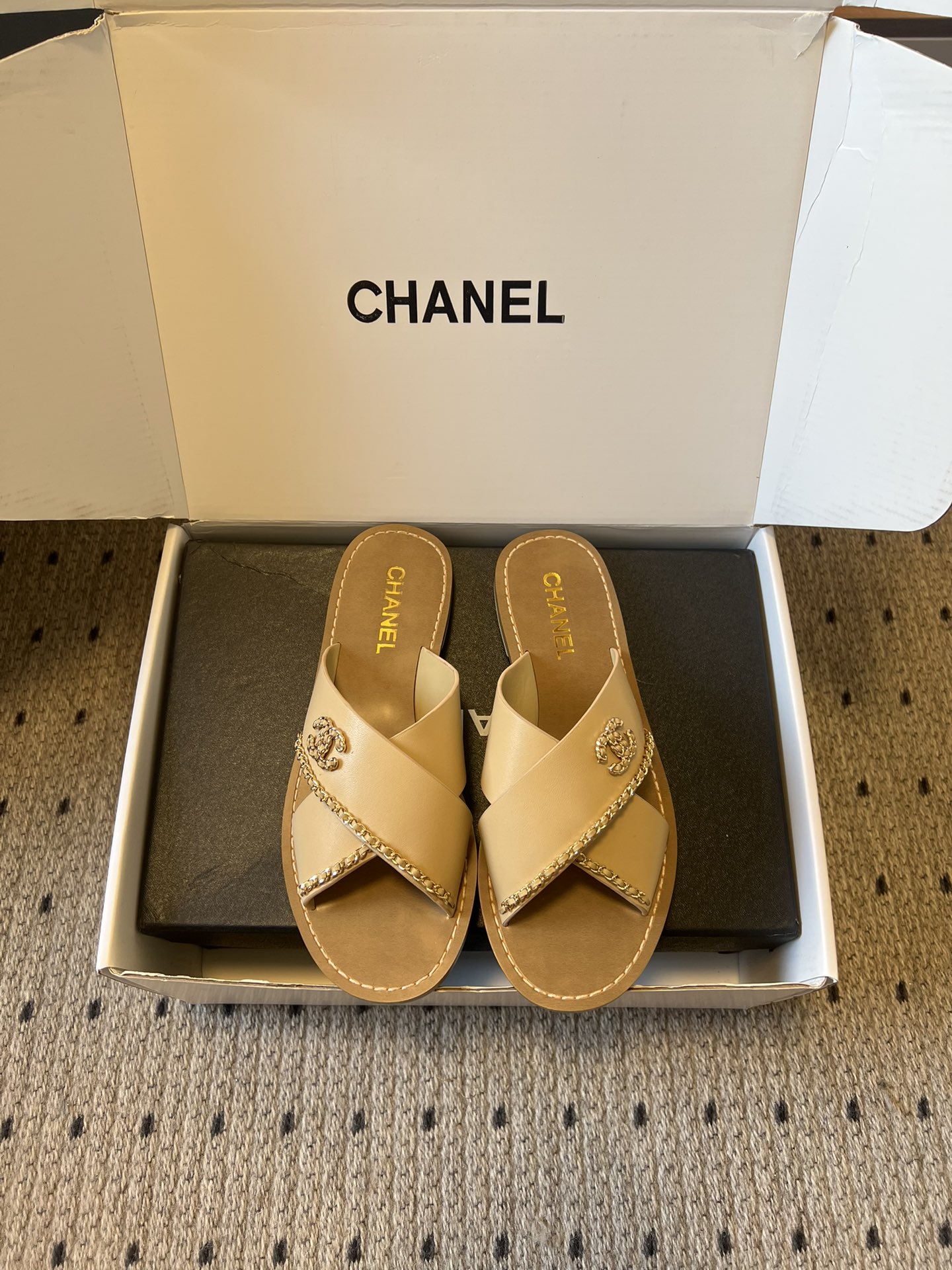 Chane*26ss 金属链条装饰交叉带平底凉拖采用交叉带凉拖版型，露趾平底的样式兼顾舒适与休闲感，无后