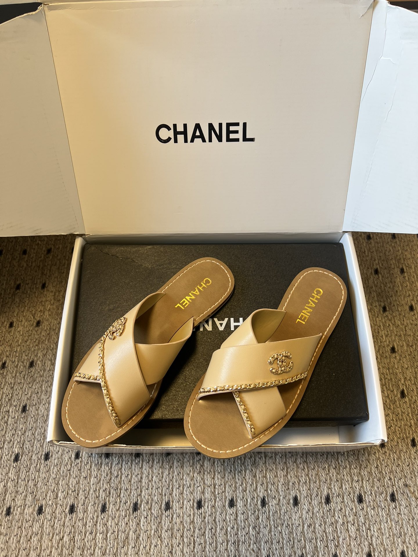 Chane*26ss 金属链条装饰交叉带平底凉拖采用交叉带凉拖版型，露趾平底的样式兼顾舒适与休闲感，无后