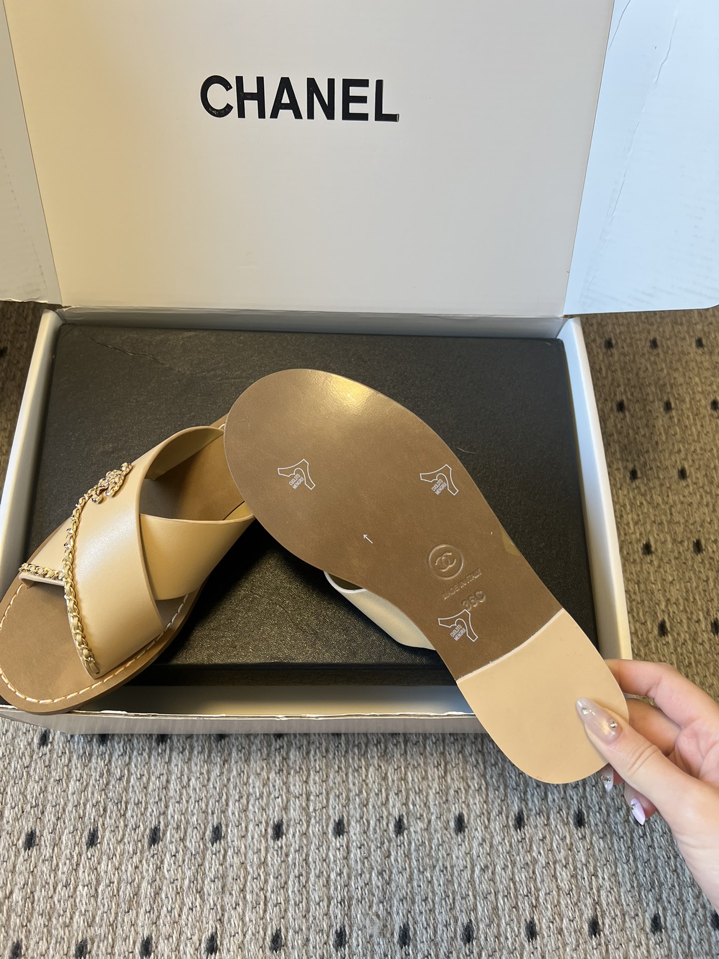 Chane*26ss 金属链条装饰交叉带平底凉拖采用交叉带凉拖版型，露趾平底的样式兼顾舒适与休闲感，无后