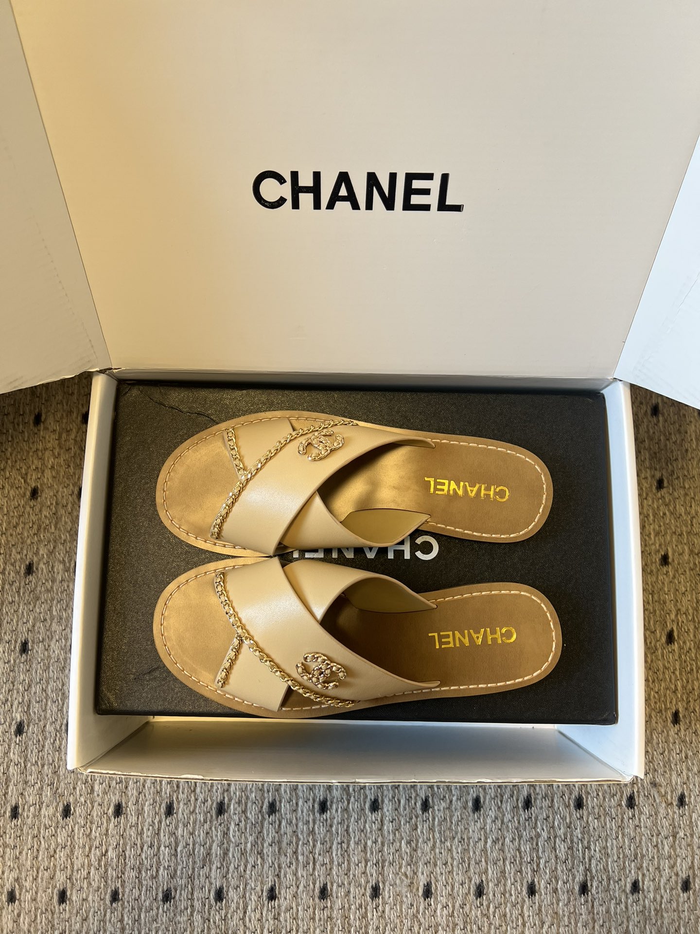 Chane*26ss 金属链条装饰交叉带平底凉拖采用交叉带凉拖版型，露趾平底的样式兼顾舒适与休闲感，无后