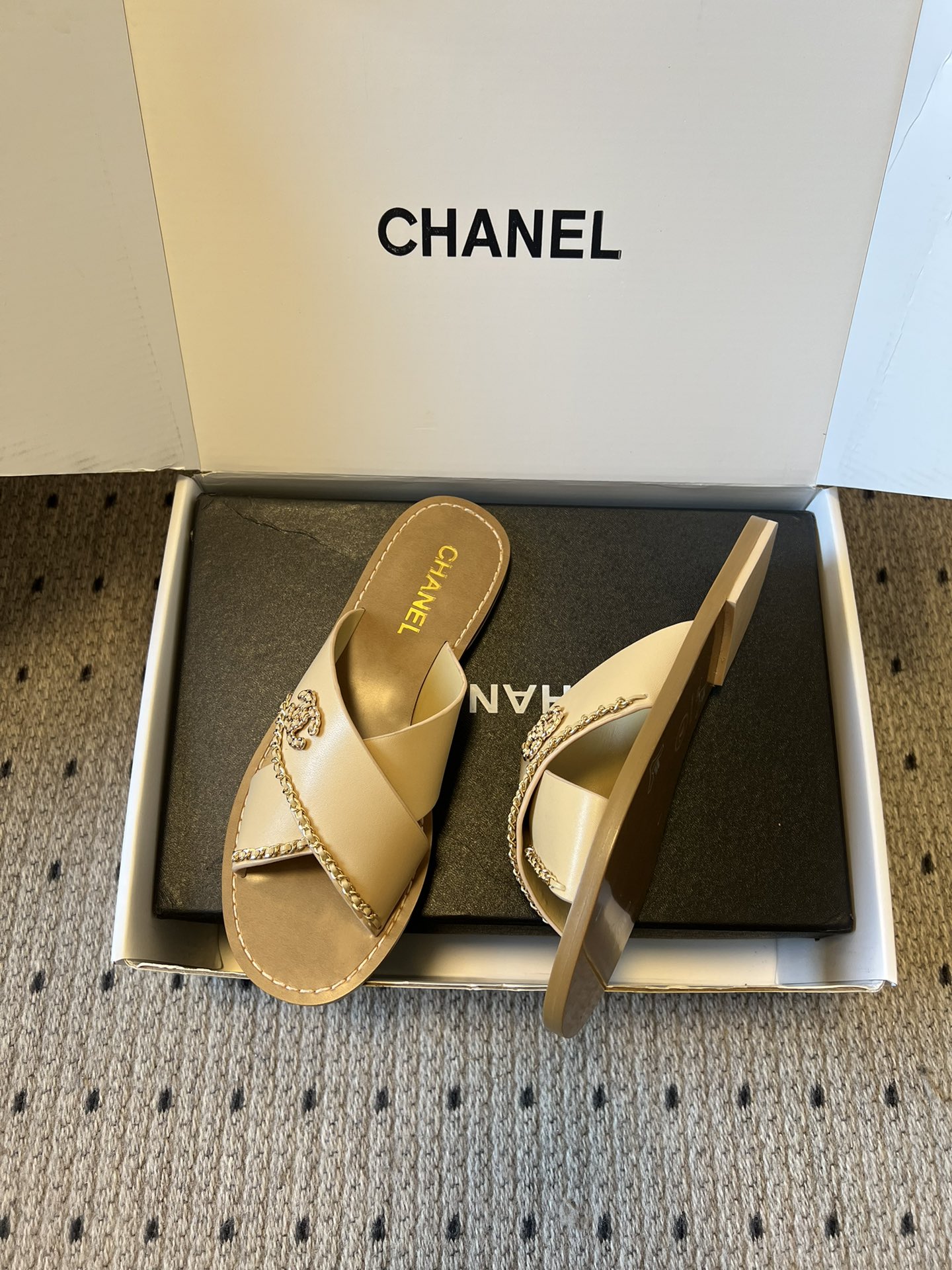 Chane*26ss 金属链条装饰交叉带平底凉拖采用交叉带凉拖版型，露趾平底的样式兼顾舒适与休闲感，无后