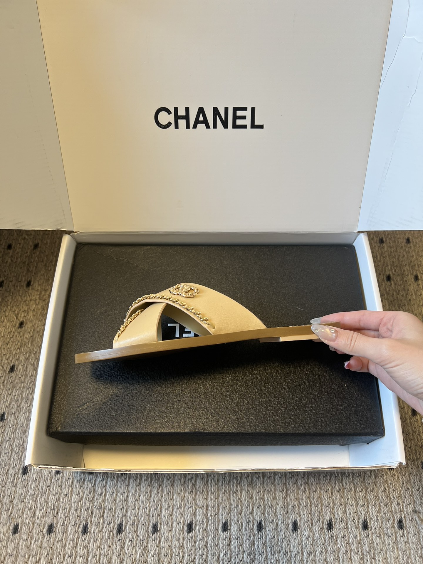 Chane*26ss 金属链条装饰交叉带平底凉拖采用交叉带凉拖版型，露趾平底的样式兼顾舒适与休闲感，无后