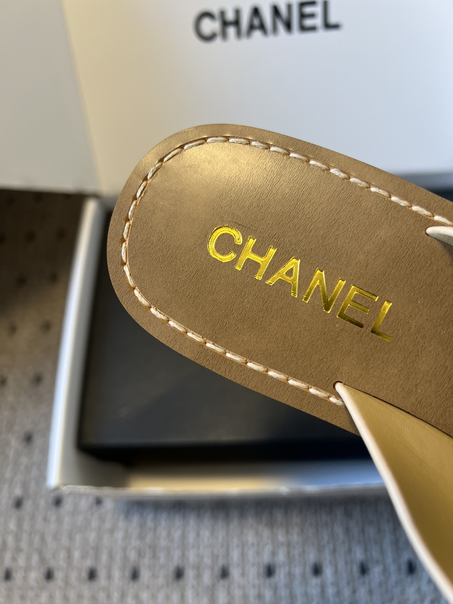 Chane*26ss 金属链条装饰交叉带平底凉拖采用交叉带凉拖版型，露趾平底的样式兼顾舒适与休闲感，无后