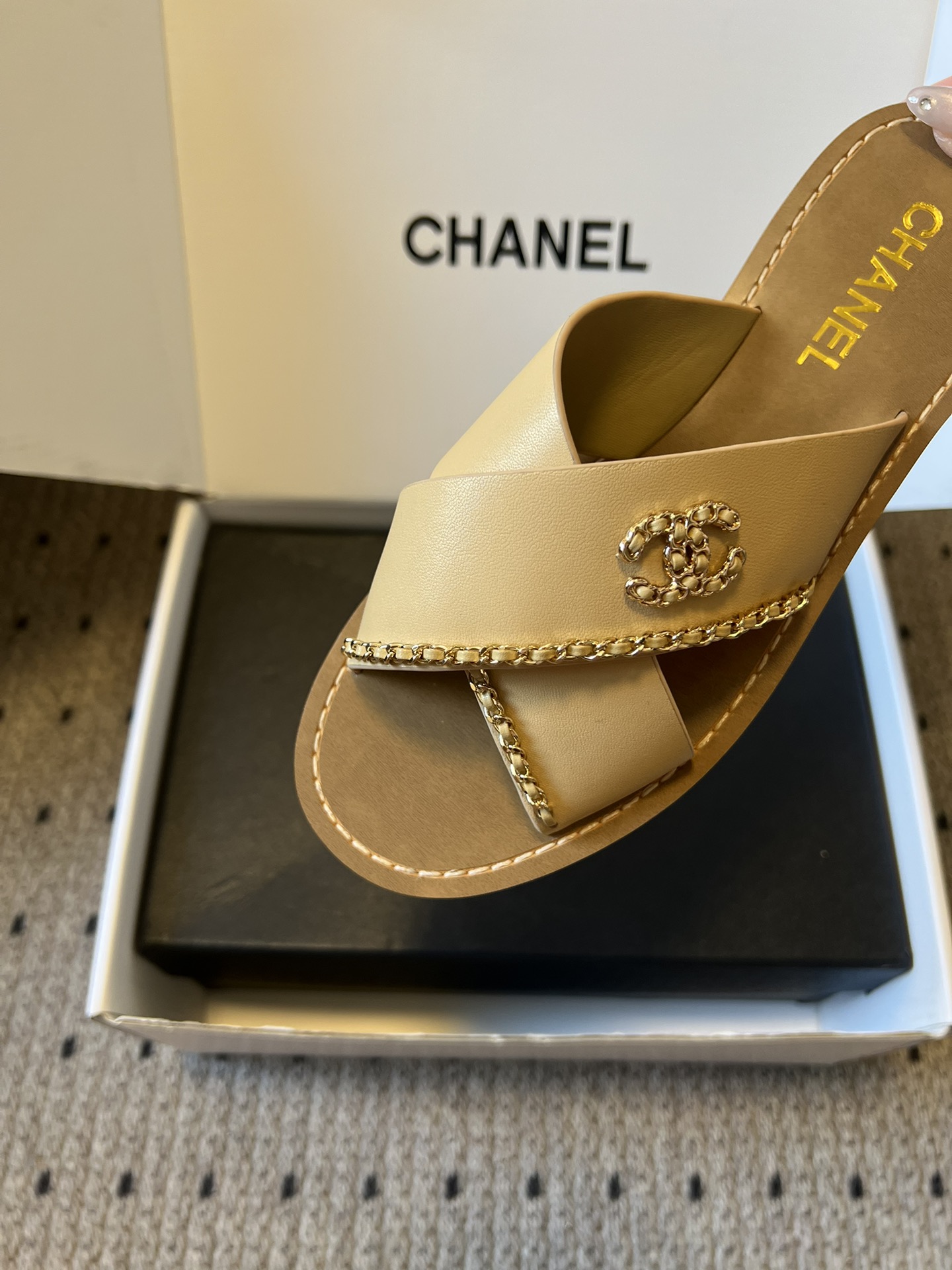 Chane*26ss 金属链条装饰交叉带平底凉拖采用交叉带凉拖版型，露趾平底的样式兼顾舒适与休闲感，无后