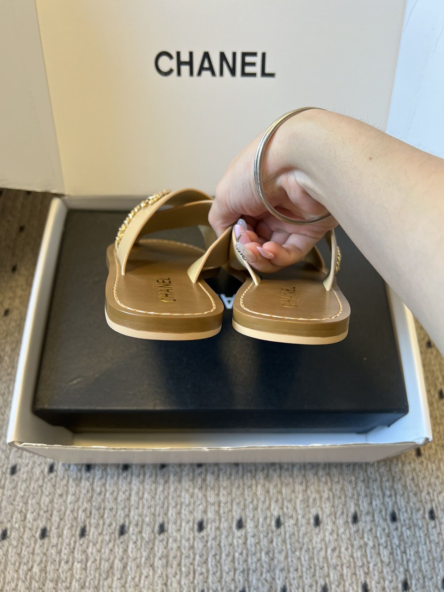 Chane*26ss 金属链条装饰交叉带平底凉拖采用交叉带凉拖版型，露趾平底的样式兼顾舒适与休闲感，无后