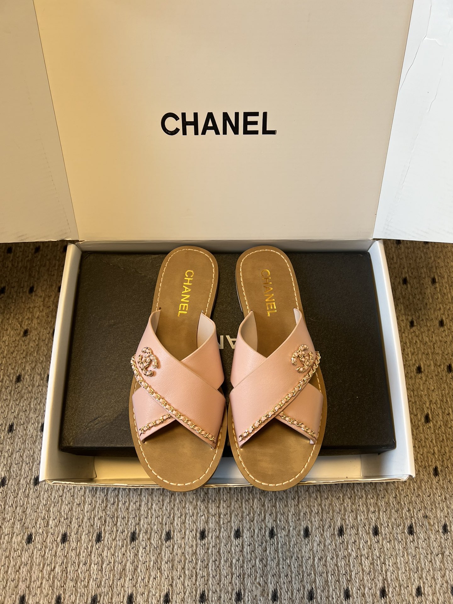 Chane*26ss 金属链条装饰交叉带平底凉拖采用交叉带凉拖版型，露趾平底的样式兼顾舒适与休闲感，无后