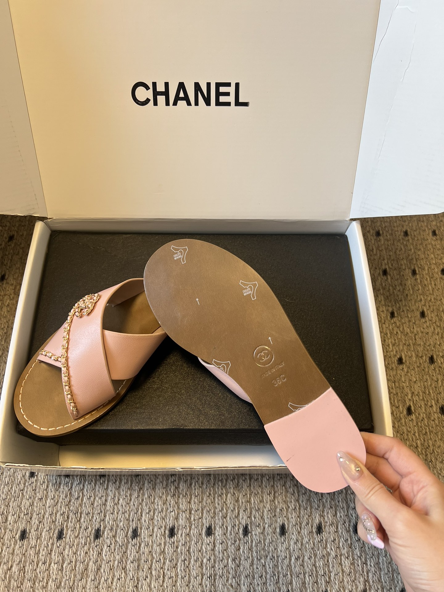 Chane*26ss 金属链条装饰交叉带平底凉拖采用交叉带凉拖版型，露趾平底的样式兼顾舒适与休闲感，无后