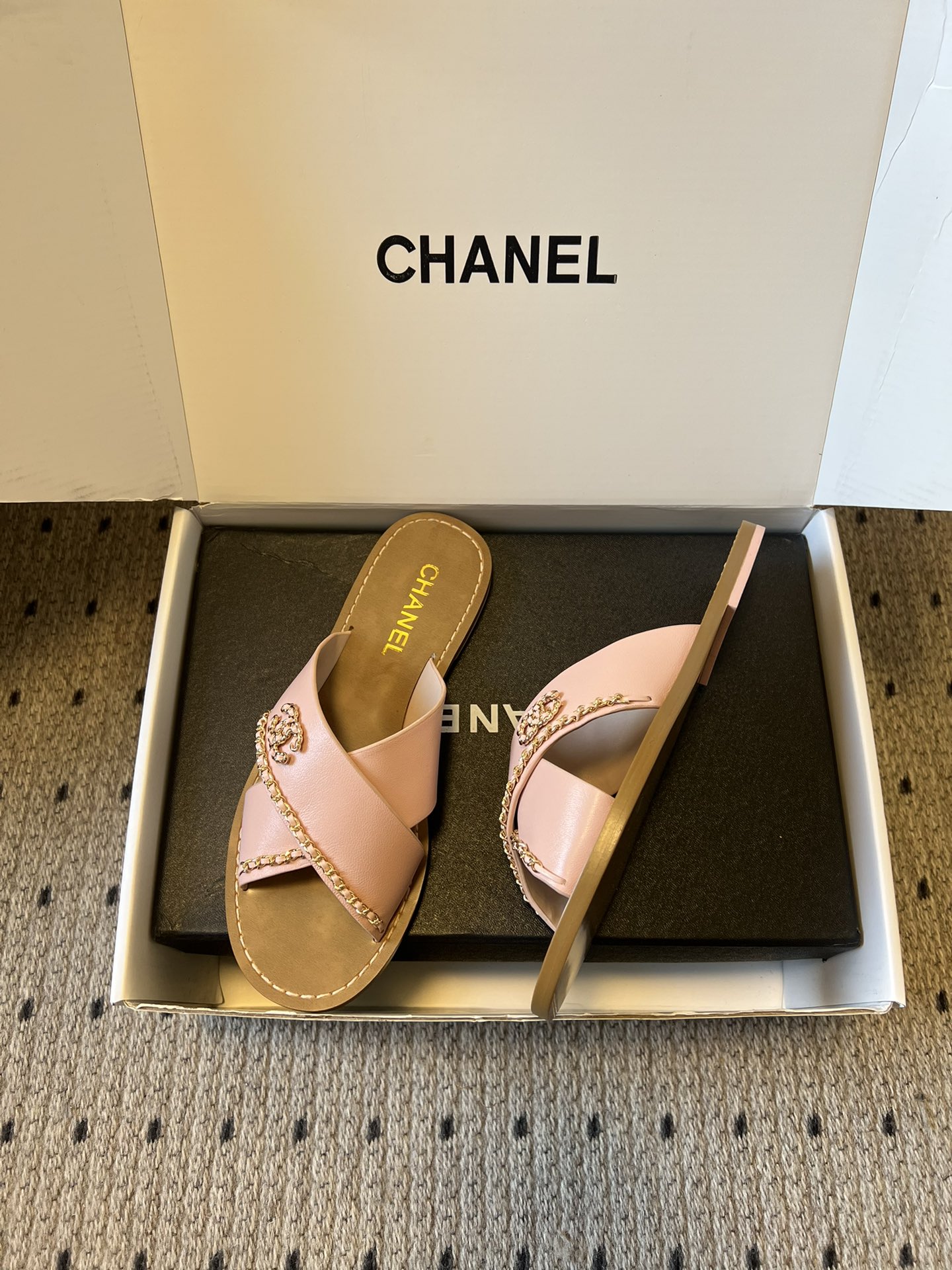 Chane*26ss 金属链条装饰交叉带平底凉拖采用交叉带凉拖版型，露趾平底的样式兼顾舒适与休闲感，无后