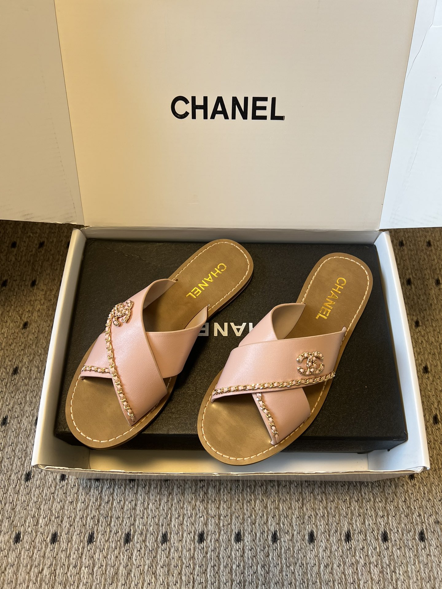 Chane*26ss 金属链条装饰交叉带平底凉拖采用交叉带凉拖版型，露趾平底的样式兼顾舒适与休闲感，无后