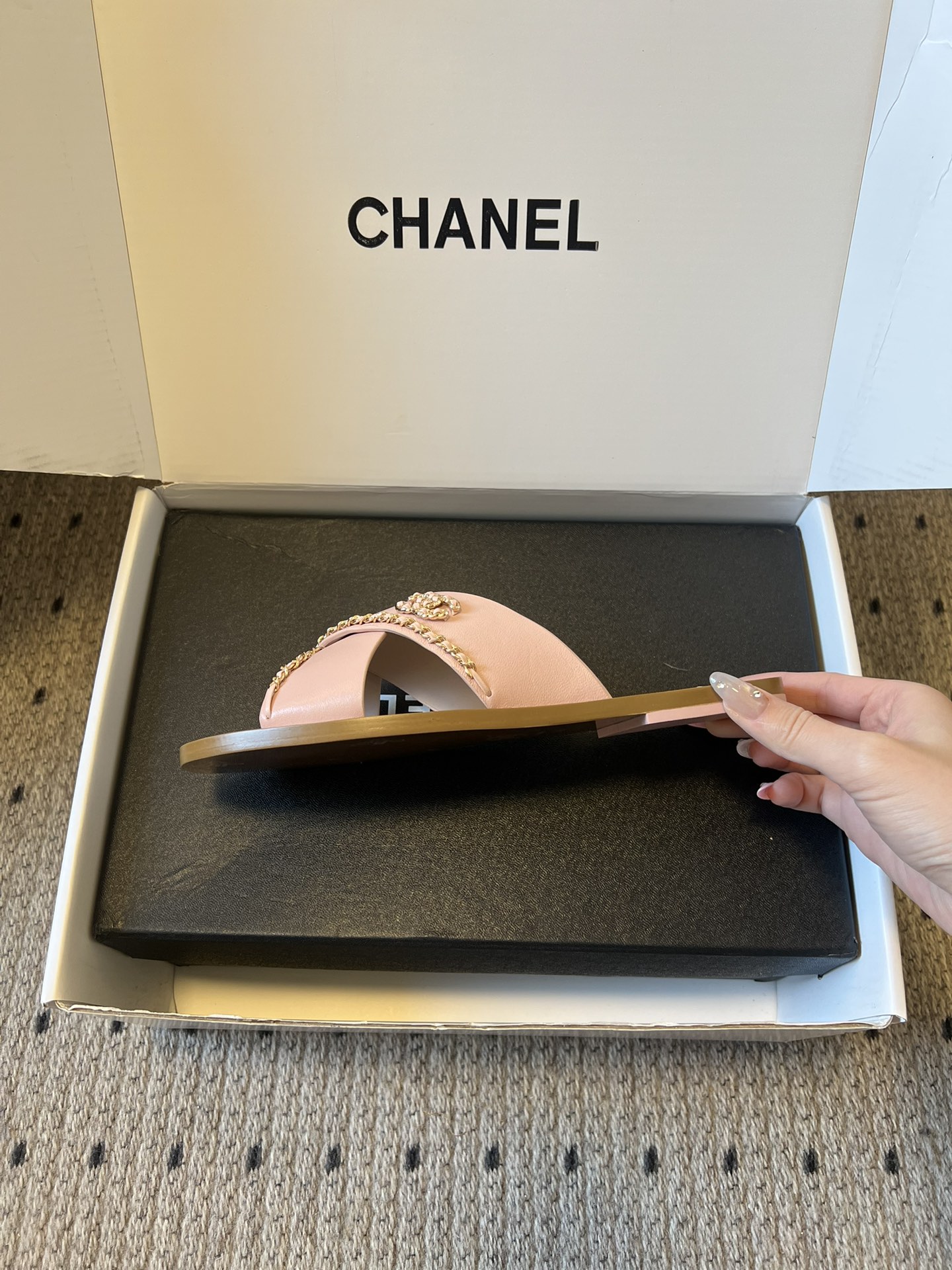 Chane*26ss 金属链条装饰交叉带平底凉拖采用交叉带凉拖版型，露趾平底的样式兼顾舒适与休闲感，无后