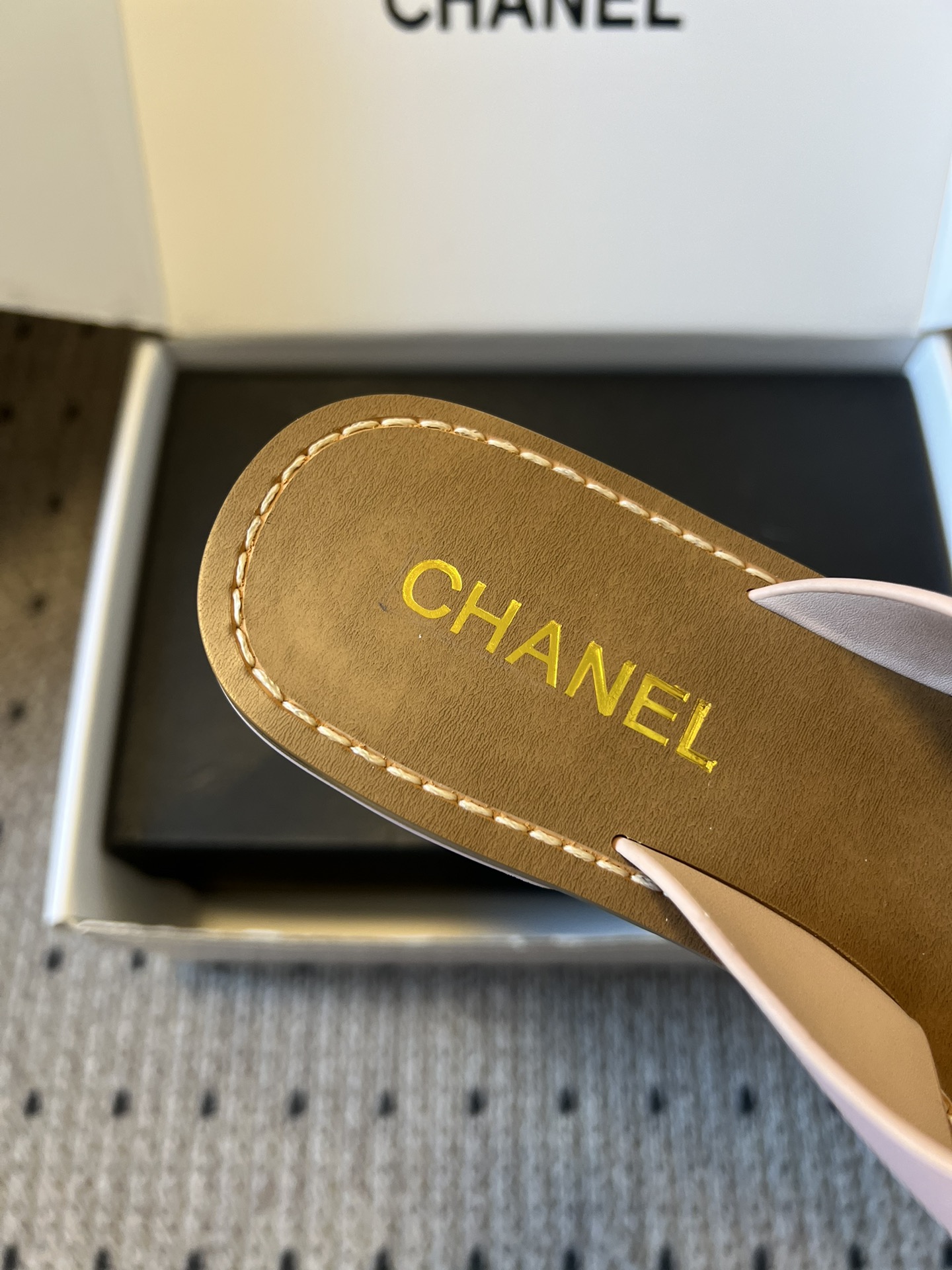 Chane*26ss 金属链条装饰交叉带平底凉拖采用交叉带凉拖版型，露趾平底的样式兼顾舒适与休闲感，无后