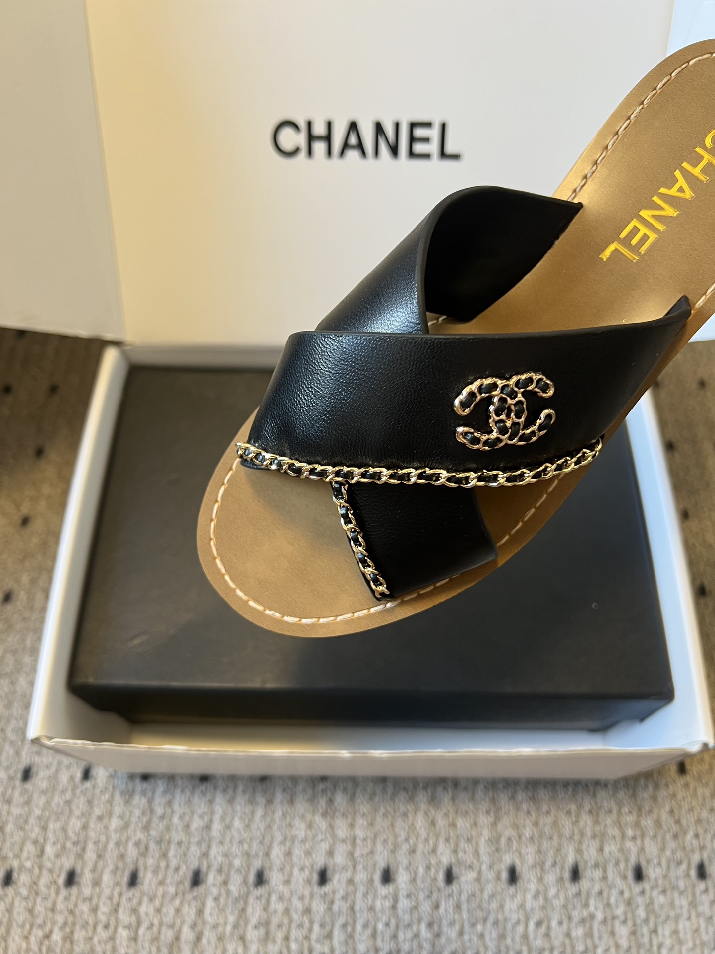 Chane*26ss 金属链条装饰交叉带平底凉拖采用交叉带凉拖版型，露趾平底的样式兼顾舒适与休闲感，无后