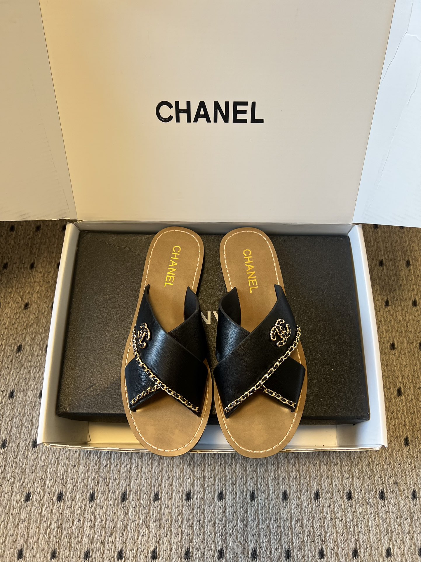 Chane*26ss 金属链条装饰交叉带平底凉拖采用交叉带凉拖版型，露趾平底的样式兼顾舒适与休闲感，无后