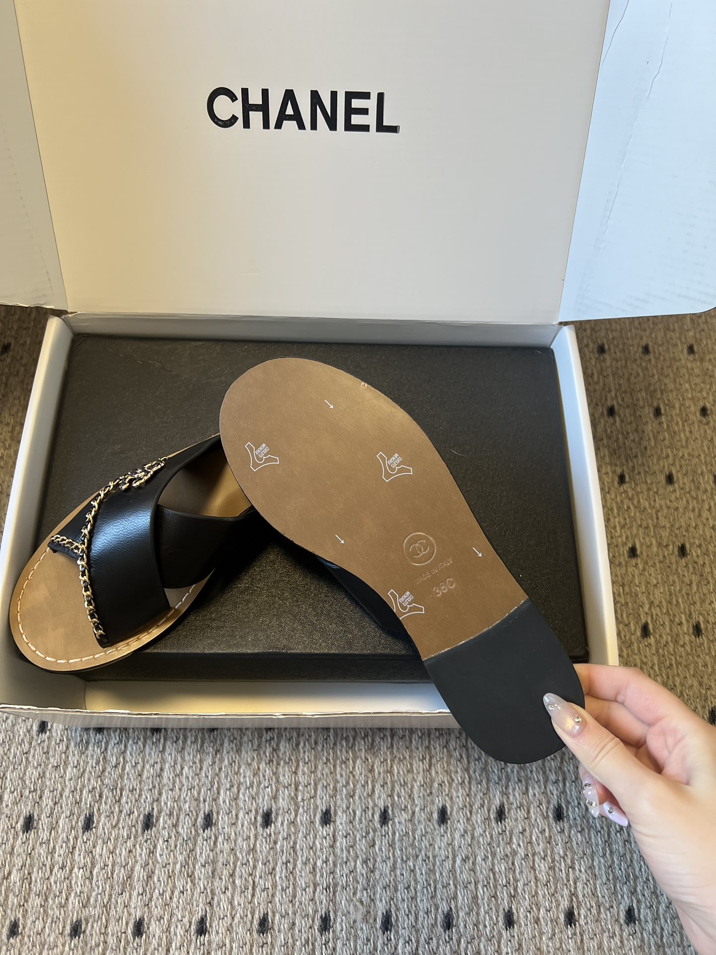 Chane*26ss 金属链条装饰交叉带平底凉拖采用交叉带凉拖版型，露趾平底的样式兼顾舒适与休闲感，无后