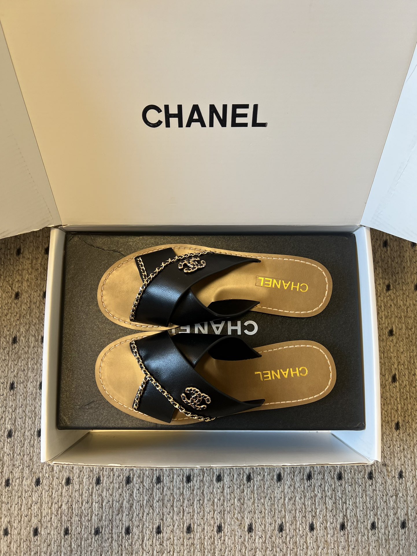 Chane*26ss 金属链条装饰交叉带平底凉拖采用交叉带凉拖版型，露趾平底的样式兼顾舒适与休闲感，无后