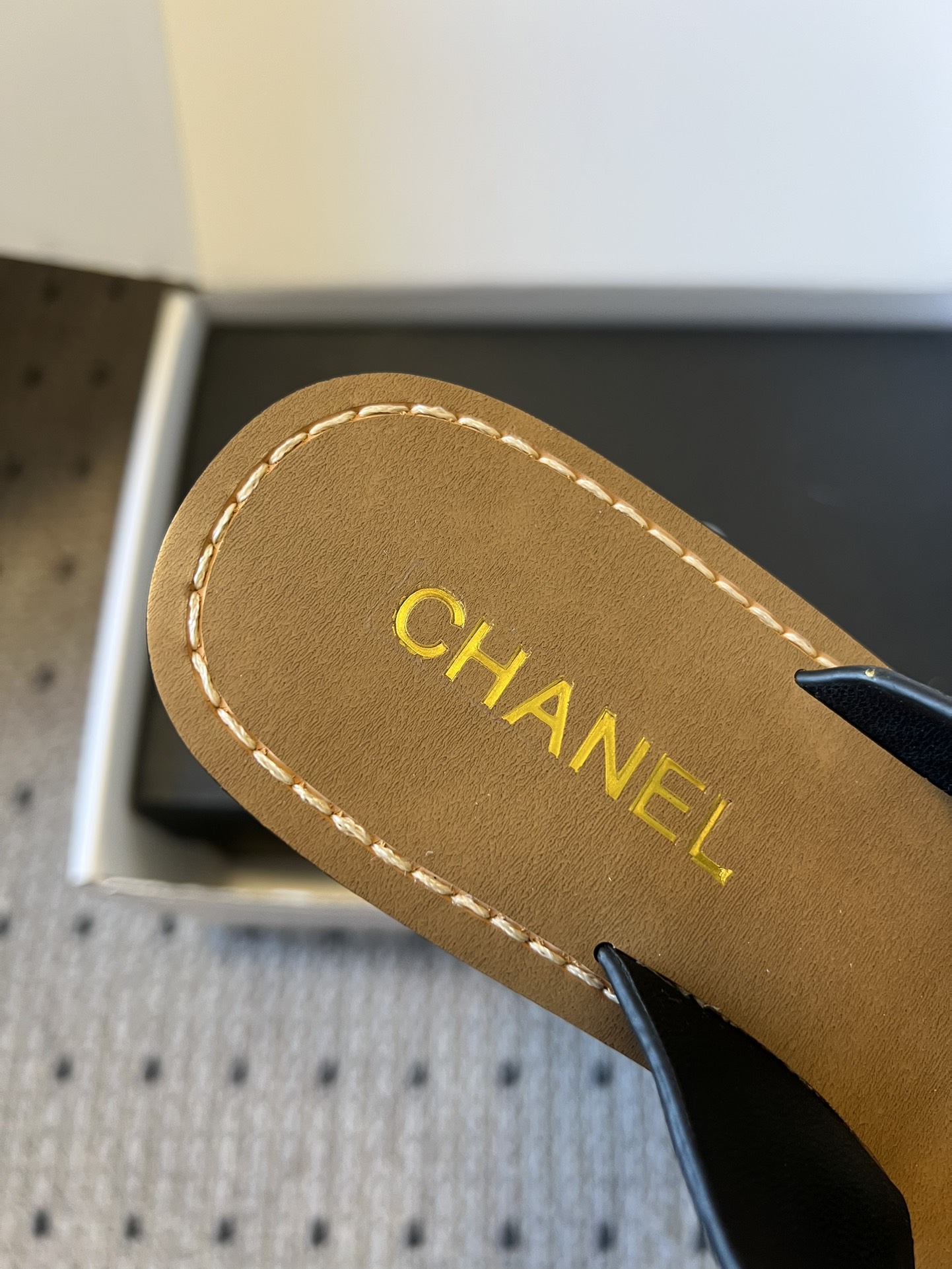 Chane*26ss 金属链条装饰交叉带平底凉拖采用交叉带凉拖版型，露趾平底的样式兼顾舒适与休闲感，无后