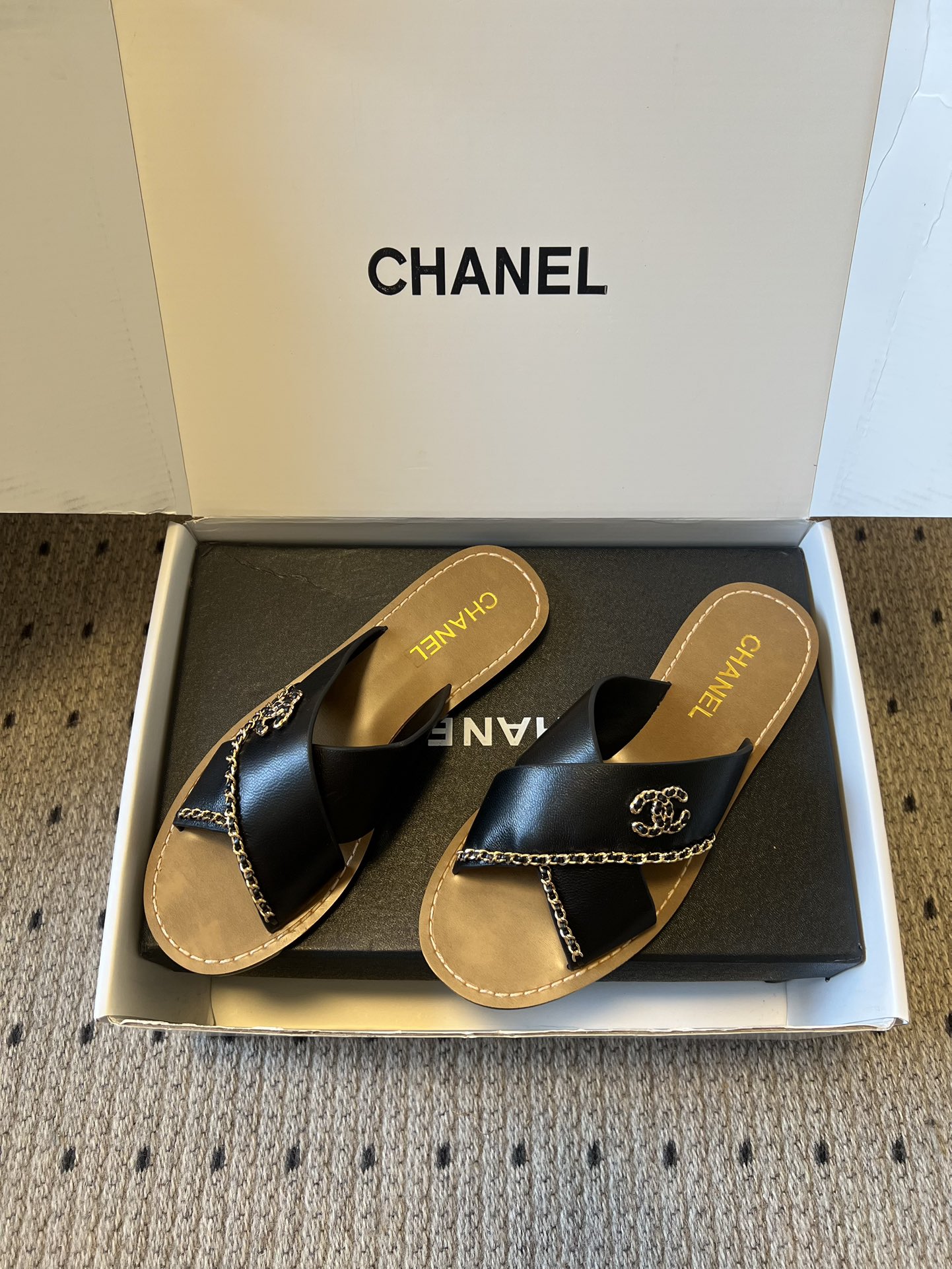 Chane*26ss 金属链条装饰交叉带平底凉拖采用交叉带凉拖版型，露趾平底的样式兼顾舒适与休闲感，无后