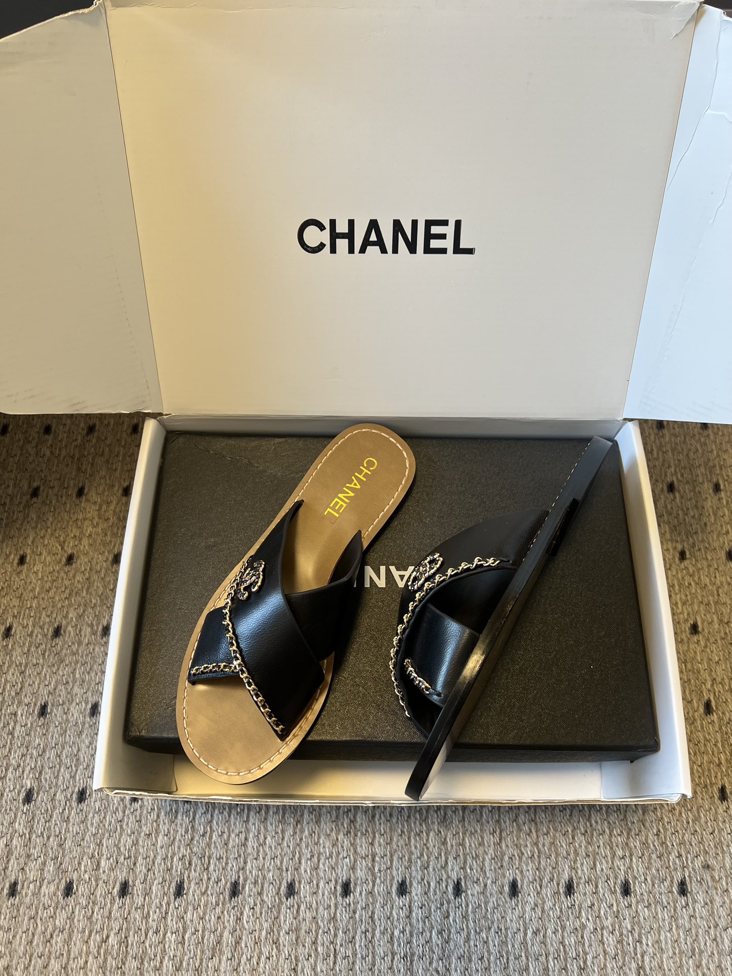 Chane*26ss 金属链条装饰交叉带平底凉拖采用交叉带凉拖版型，露趾平底的样式兼顾舒适与休闲感，无后