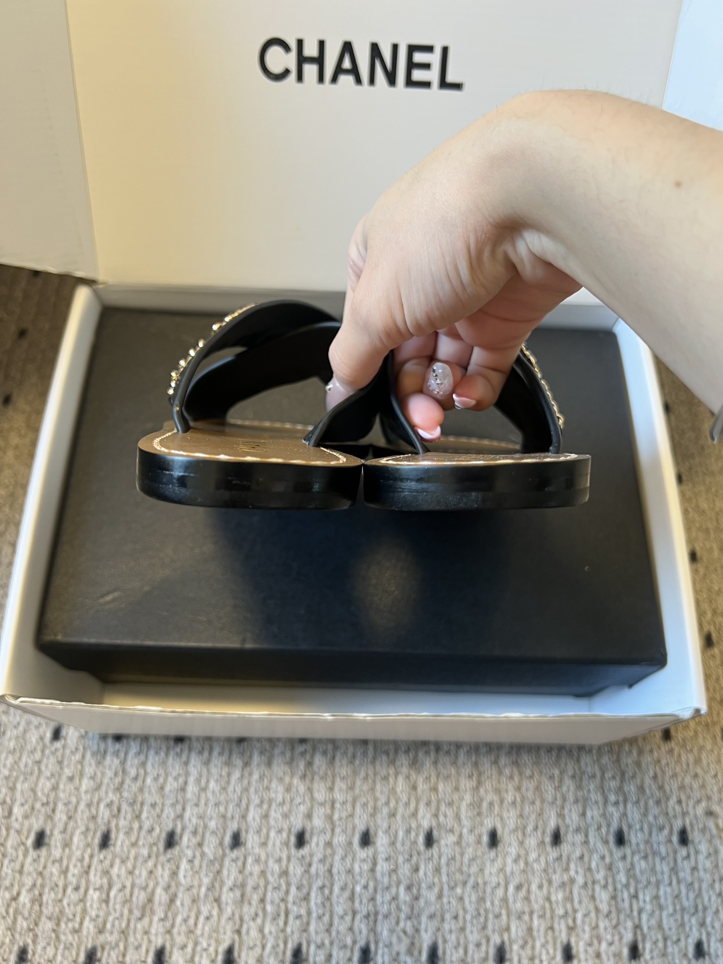 Chane*26ss 金属链条装饰交叉带平底凉拖采用交叉带凉拖版型，露趾平底的样式兼顾舒适与休闲感，无后