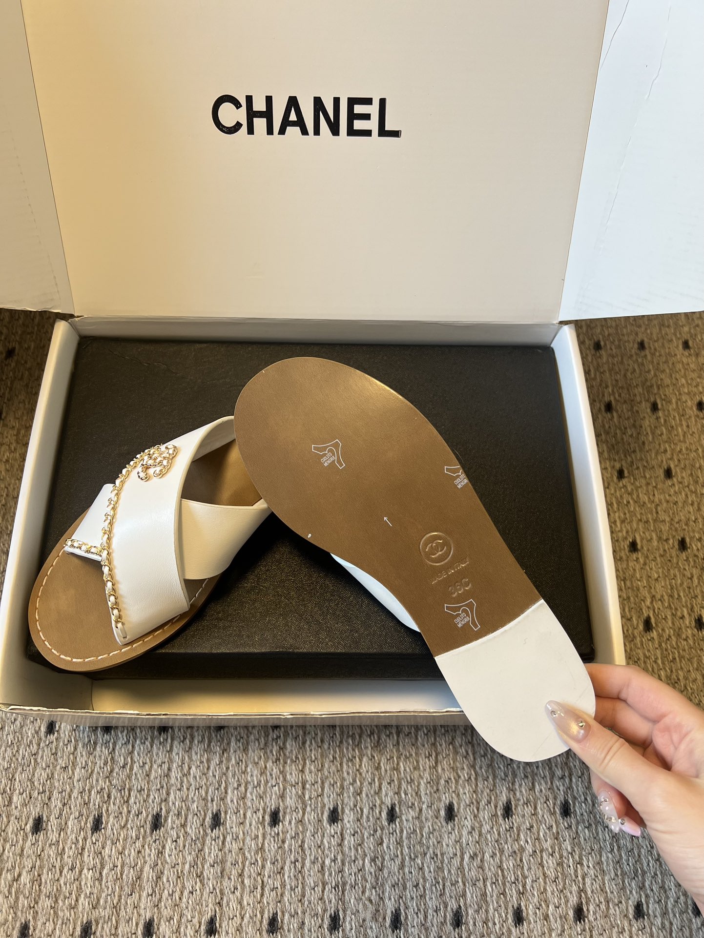 Chane*26ss 金属链条装饰交叉带平底凉拖采用交叉带凉拖版型，露趾平底的样式兼顾舒适与休闲感，无后