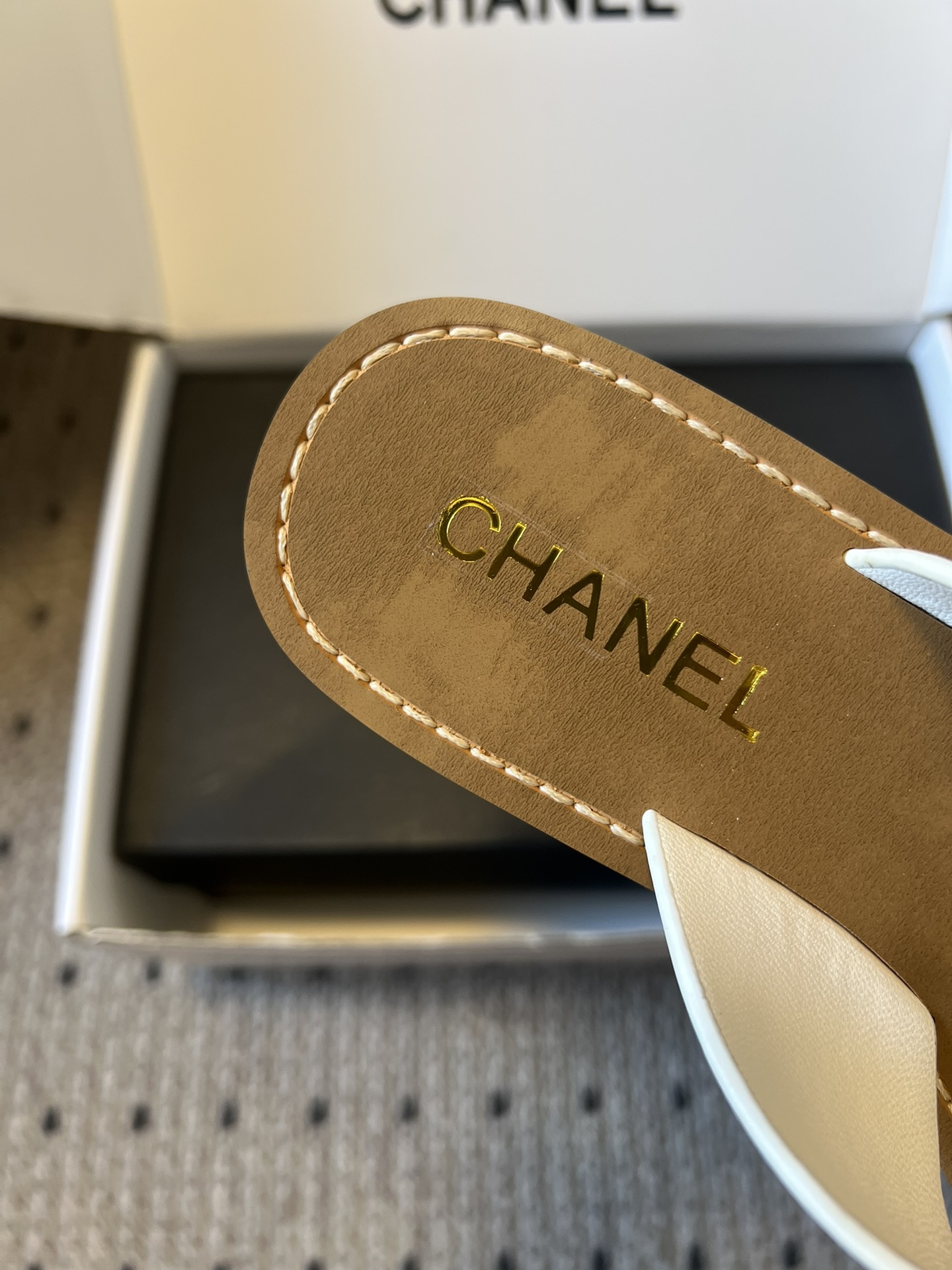 Chane*26ss 金属链条装饰交叉带平底凉拖采用交叉带凉拖版型，露趾平底的样式兼顾舒适与休闲感，无后