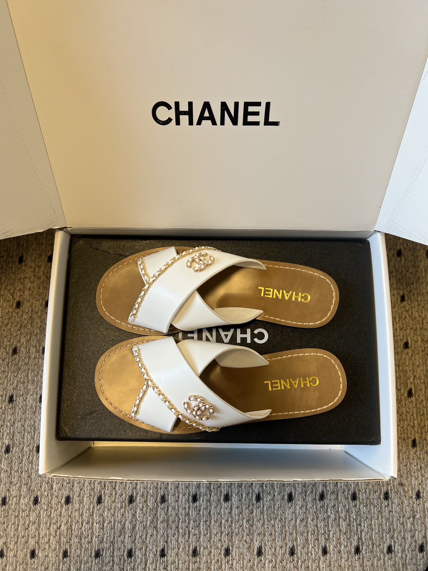 Chane*26ss 金属链条装饰交叉带平底凉拖采用交叉带凉拖版型，露趾平底的样式兼顾舒适与休闲感，无后