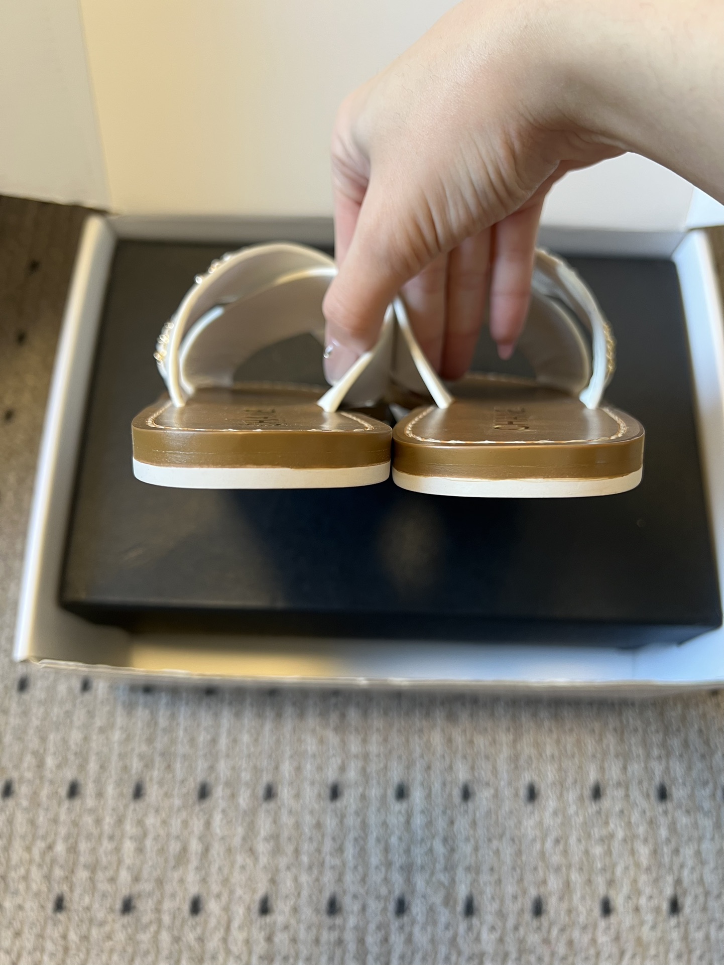 Chane*26ss 金属链条装饰交叉带平底凉拖采用交叉带凉拖版型，露趾平底的样式兼顾舒适与休闲感，无后