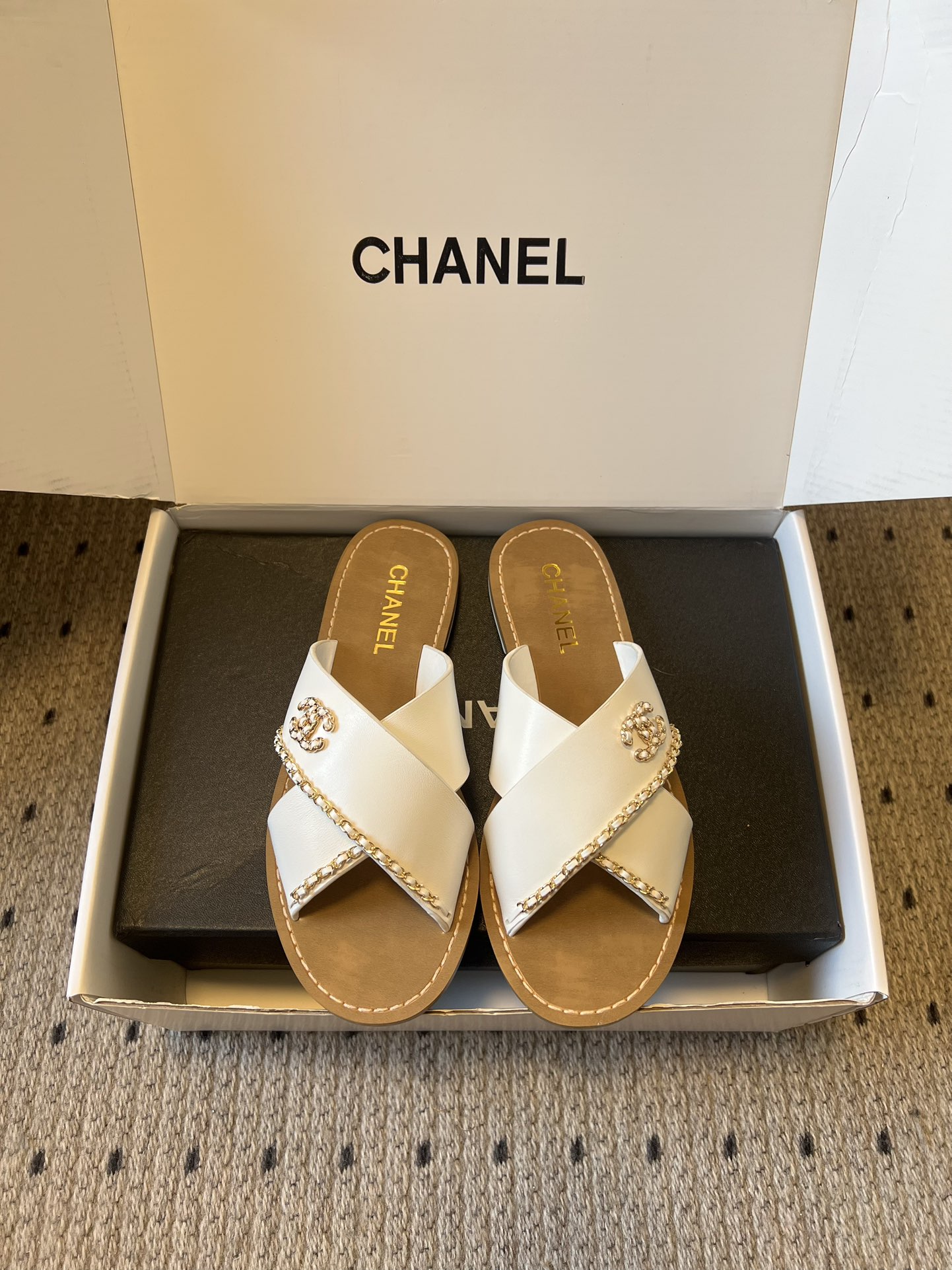 Chane*26ss 金属链条装饰交叉带平底凉拖采用交叉带凉拖版型，露趾平底的样式兼顾舒适与休闲感，无后